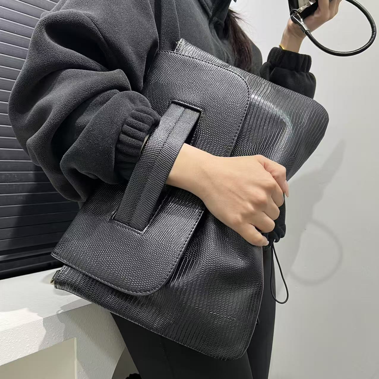 Women's Hand Fine Snake Pattern Clutch High Capacity Retro Official Women's Messenger Bag