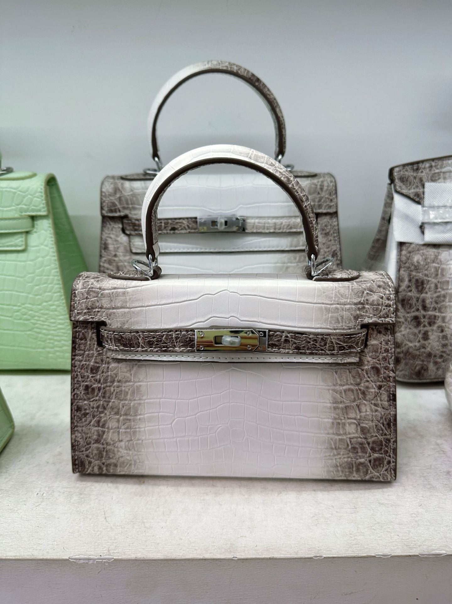 Women's Quality Crocodile Pattern Second Generation Kelly Fashion Candy Color Handbags