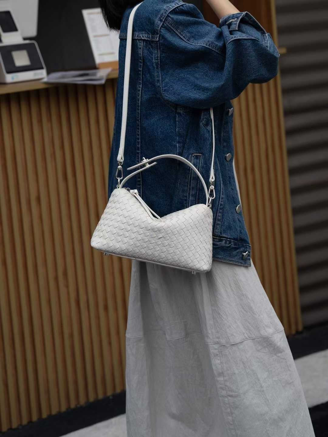 Women's Niche Woven Dumpling Sheepskin Hand Fashion Genuine Bags