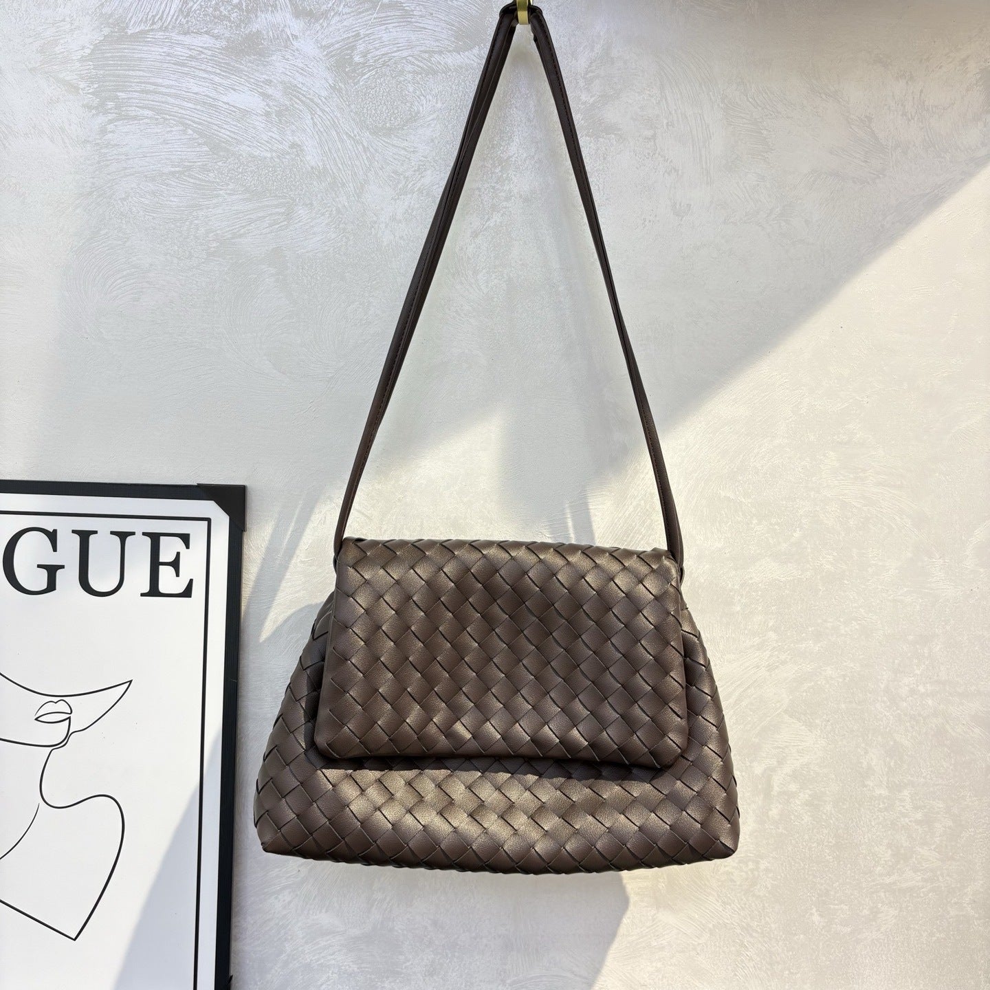 Hand-woven Flip Drawstring Simple Loose Woven Women's Shoulder Bag