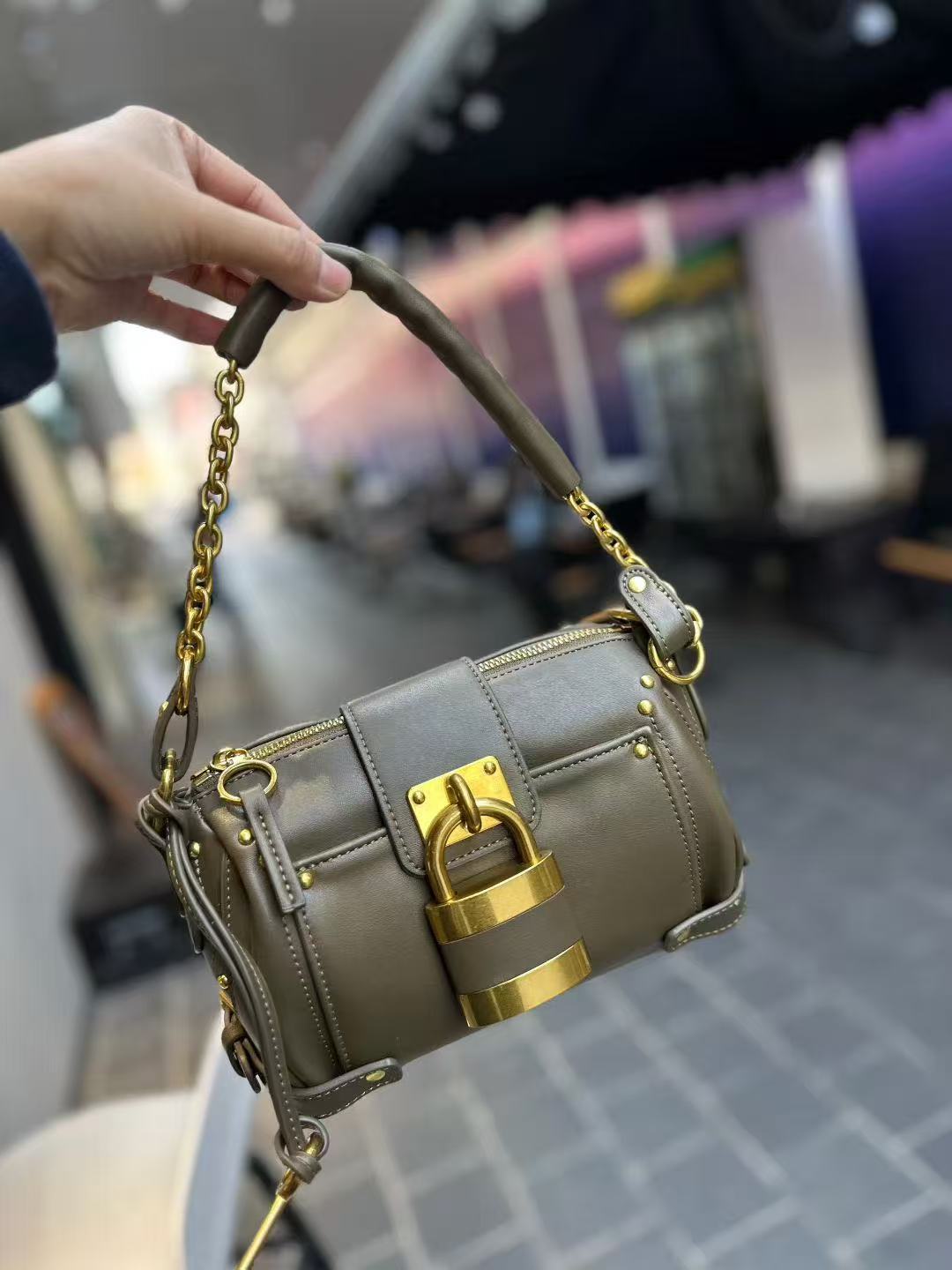 Women's Design Retro Easy Matching Large Twist High-grade Light Bags