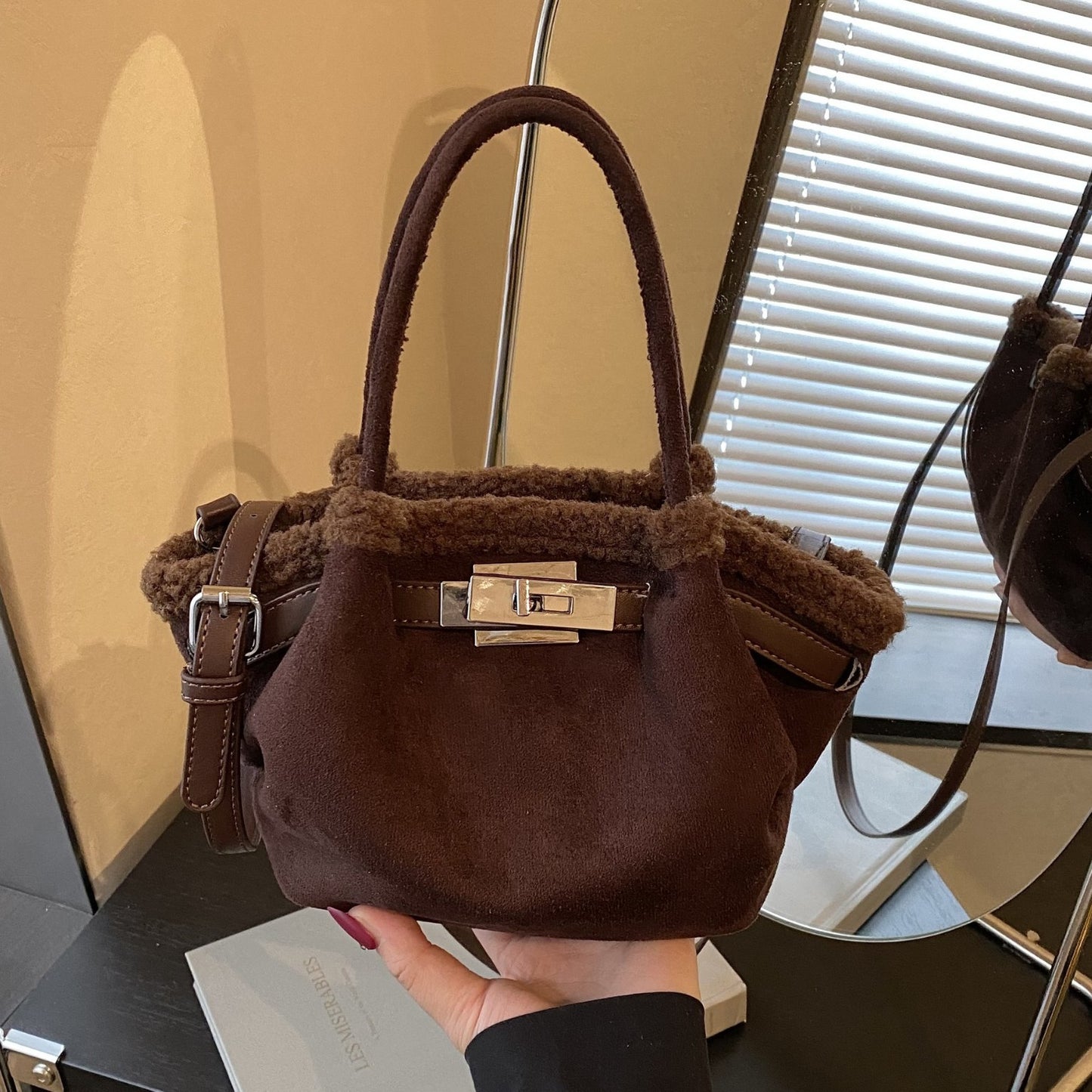 High-grade Retro Plush Female Niche Commuter Women's Handbag