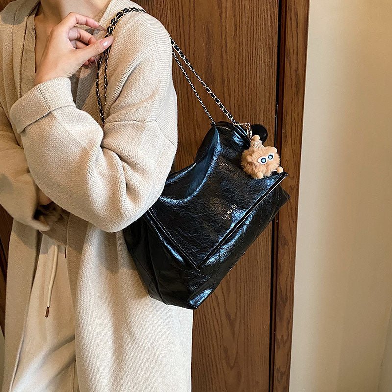 Women's Cute Retro Stylish Good Texture Large Capacity Commuter Shoulder Bags