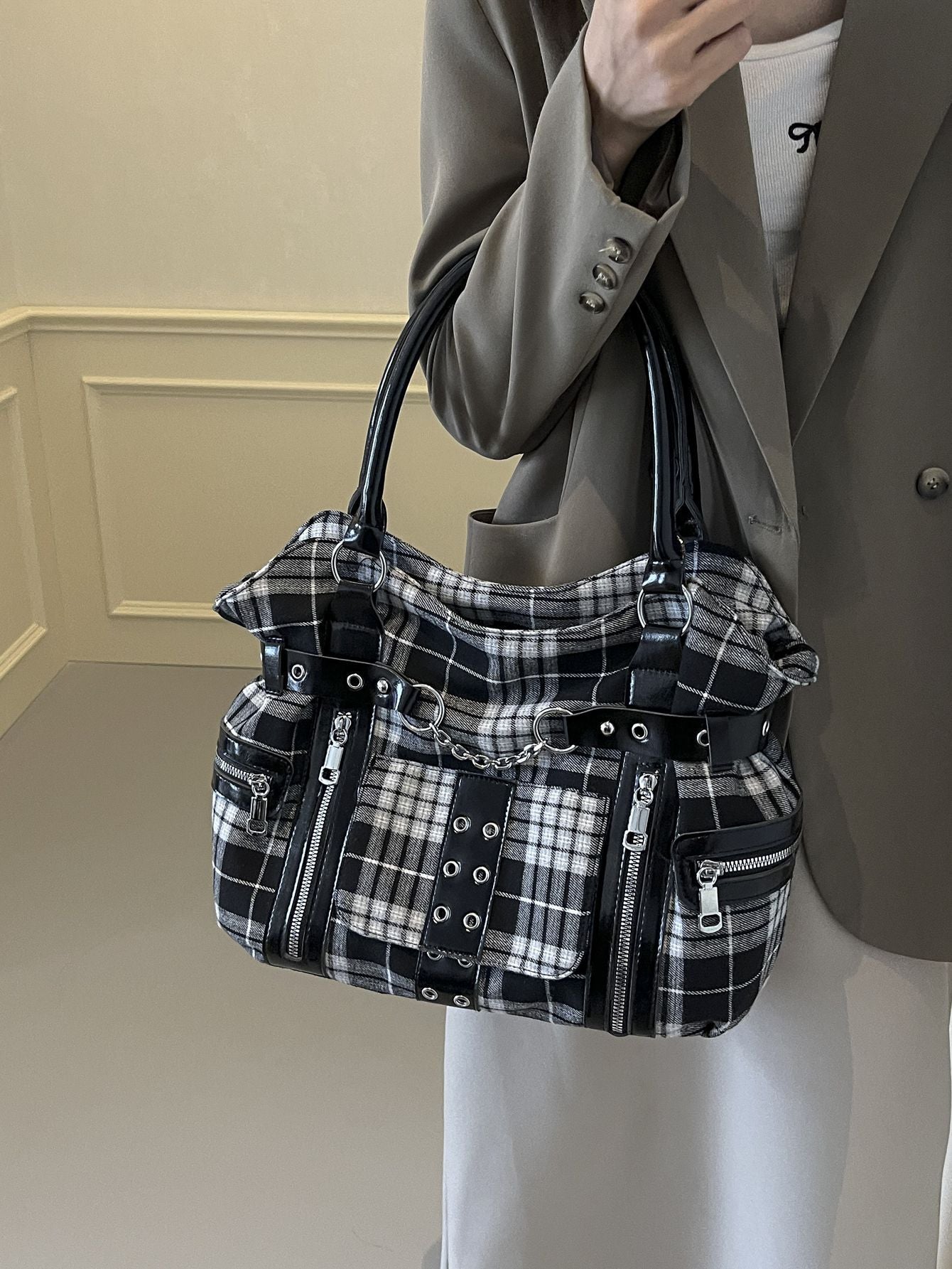 Women's Motorcycle Rivet Large Capacity Portable Class Women's Messenger Bag