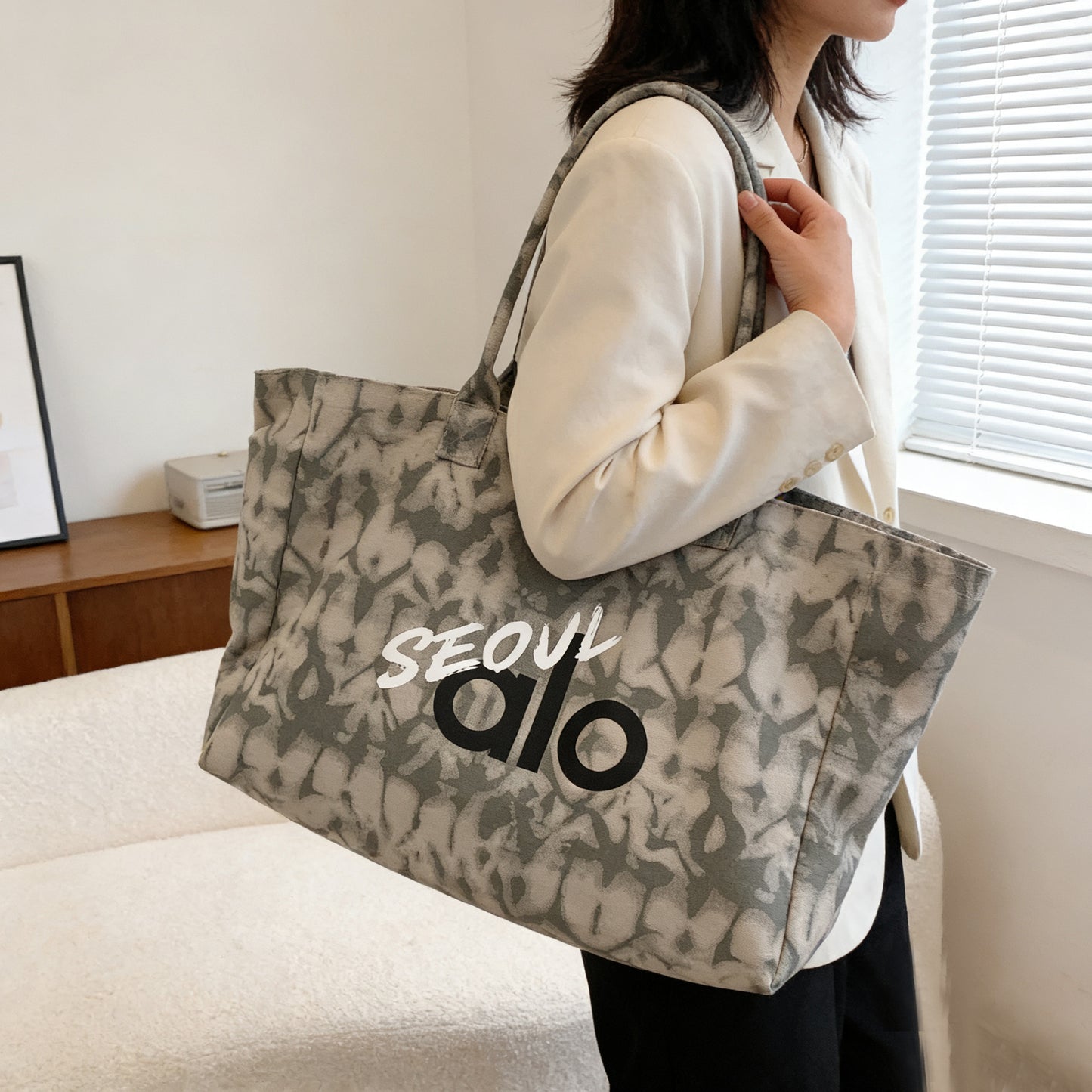 Women's Seoul Limited Canvas Large Capacity Commuter Handbags
