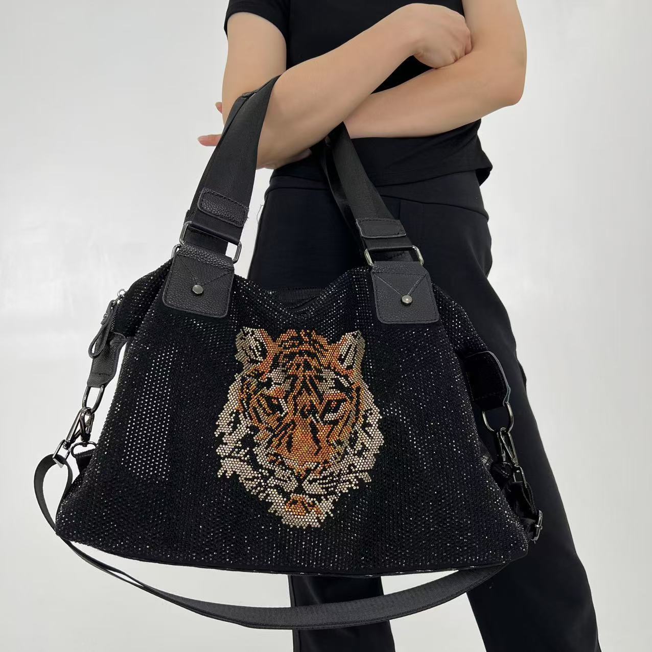 Women's Fashion Diamond Decorations Personalized Large Capacity Retro Shoulder Bags