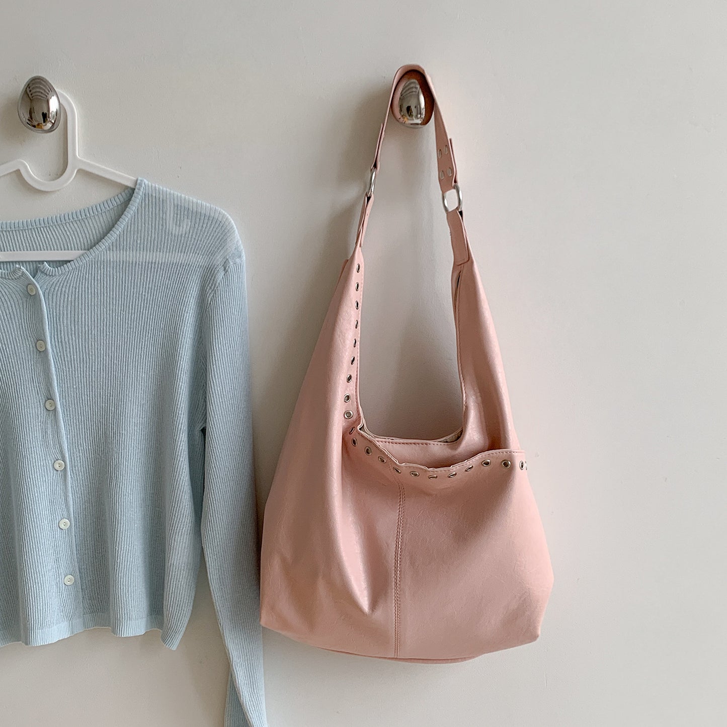 Women's Leisure Commute Rivet Horizontal Large Capacity Retro Style High-grade Tote Bag