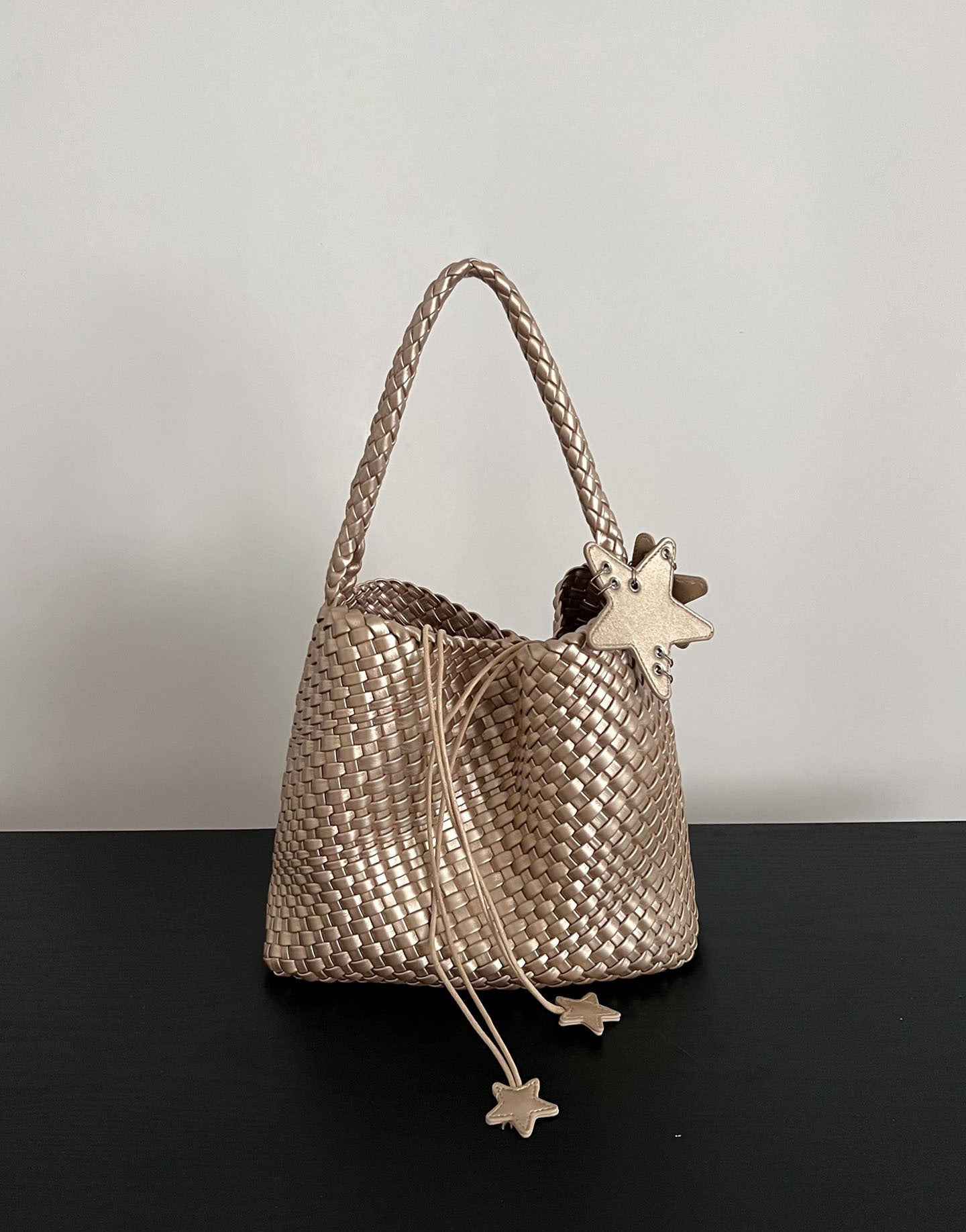 Women's Hand-woven Underarm High-grade Sensitive Hand-held Fashion Bags