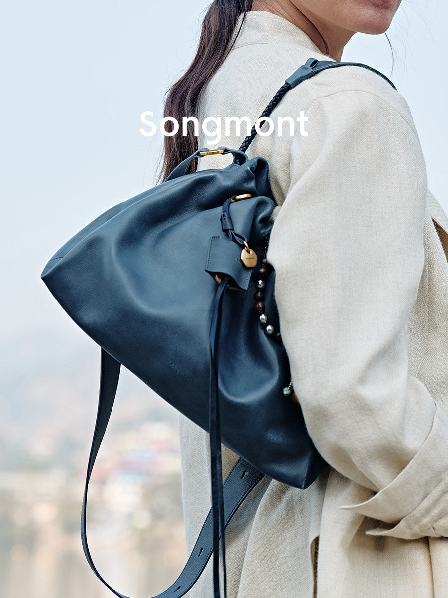 Large Capacity Garbage With Pine Bena At The Foot Of Women's Messenger Bag