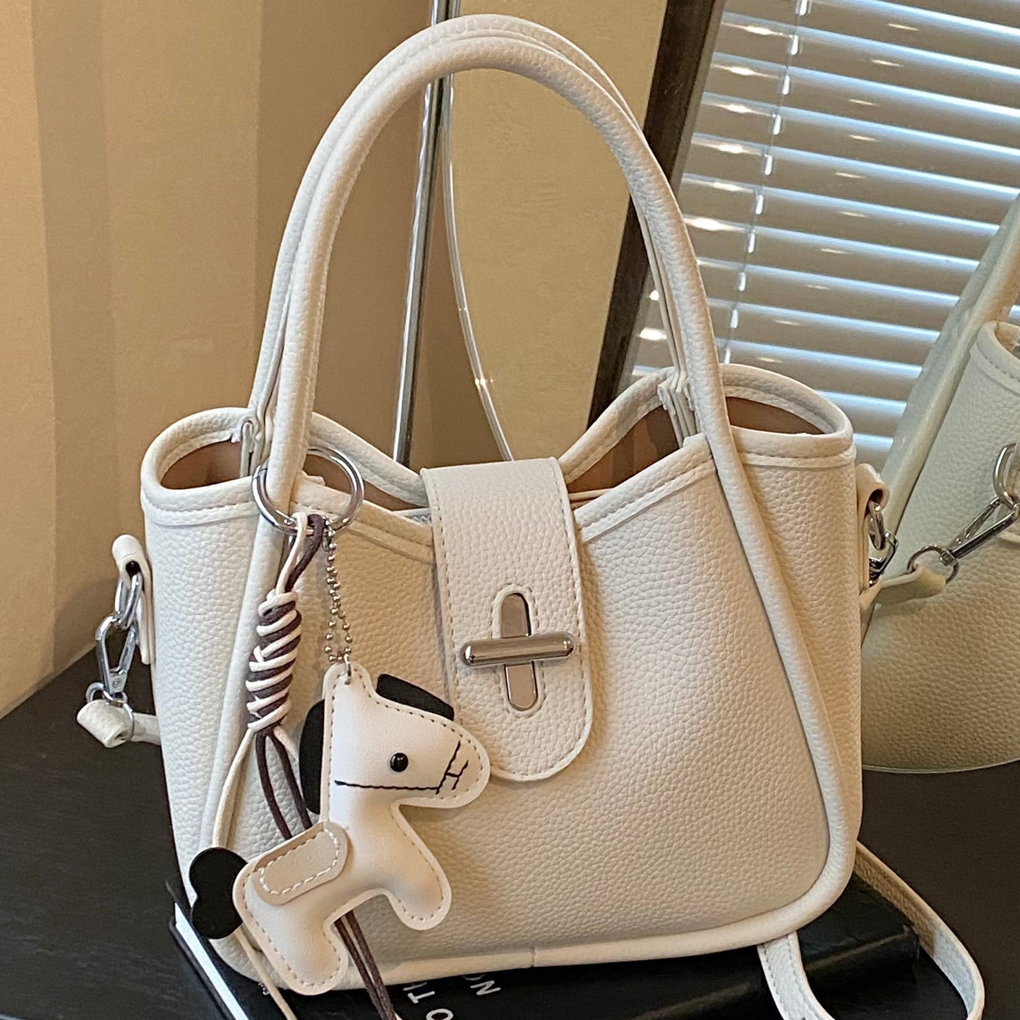 Women's Korean Style Commuter Portable Fashion Simple Bucket Bags