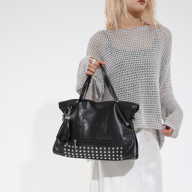 Women's Fashion Locomotive Big Rivet One Commuting Women's Shoulder Bag