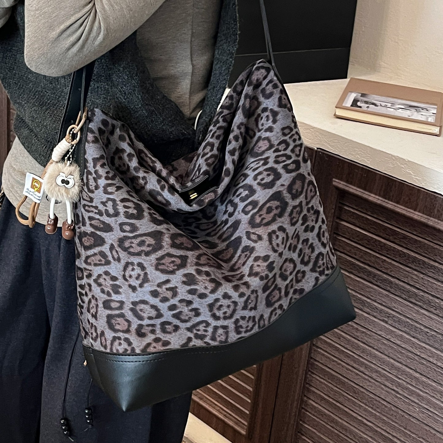 Women's Retro Minority Commuter Suede Fashion Large Capacity Bags