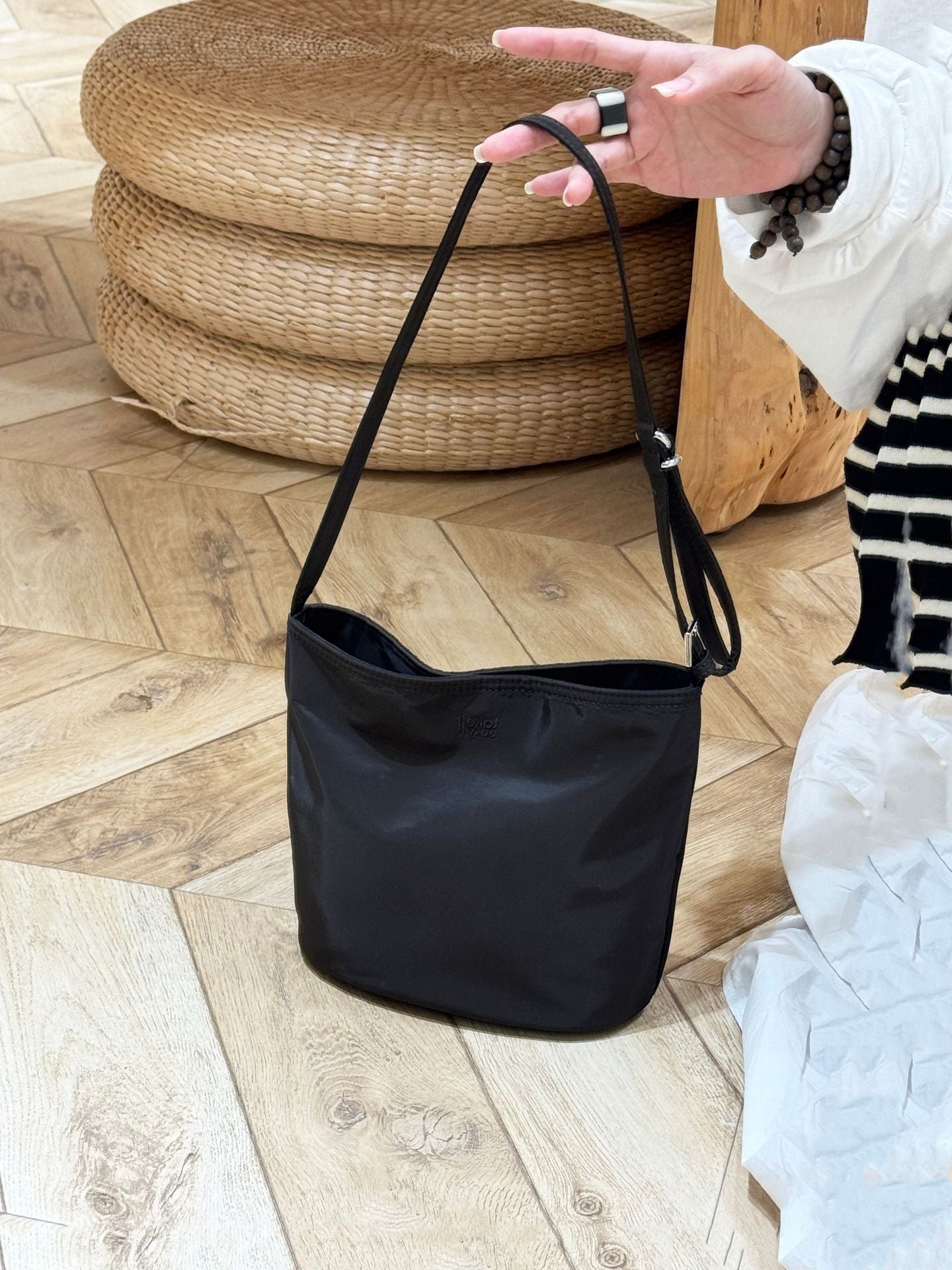 Women's Niche Nylon Cloth Lightweight Commute Minimalist Bucket Bag