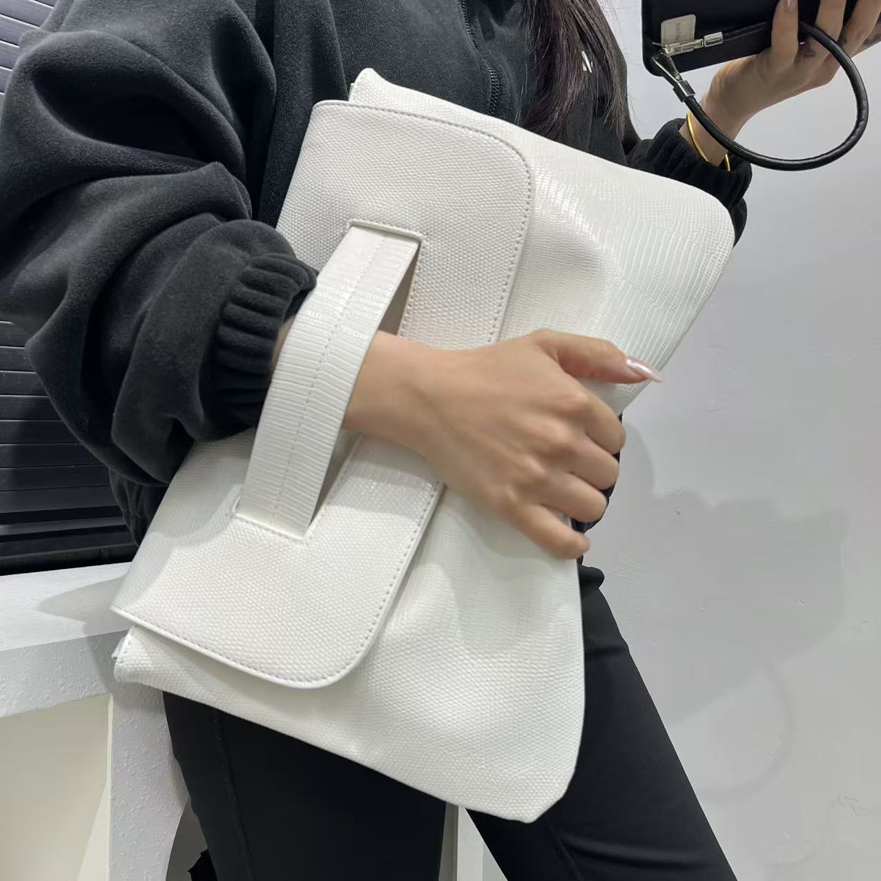 Women's Hand Fine Snake Pattern Clutch High Capacity Retro Official Women's Messenger Bag