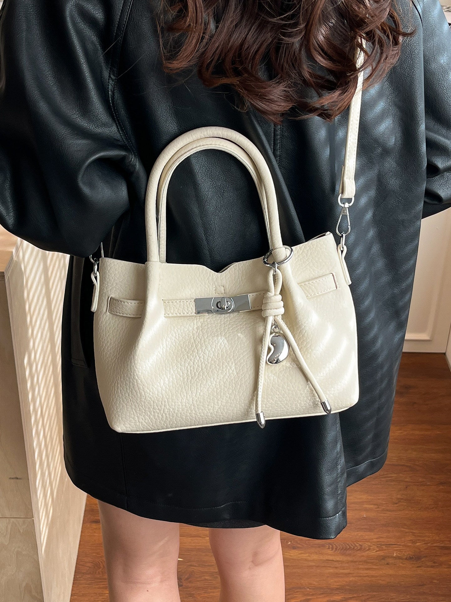 Versatile Female Simple Advanced Texture Commuter Underarm Bag