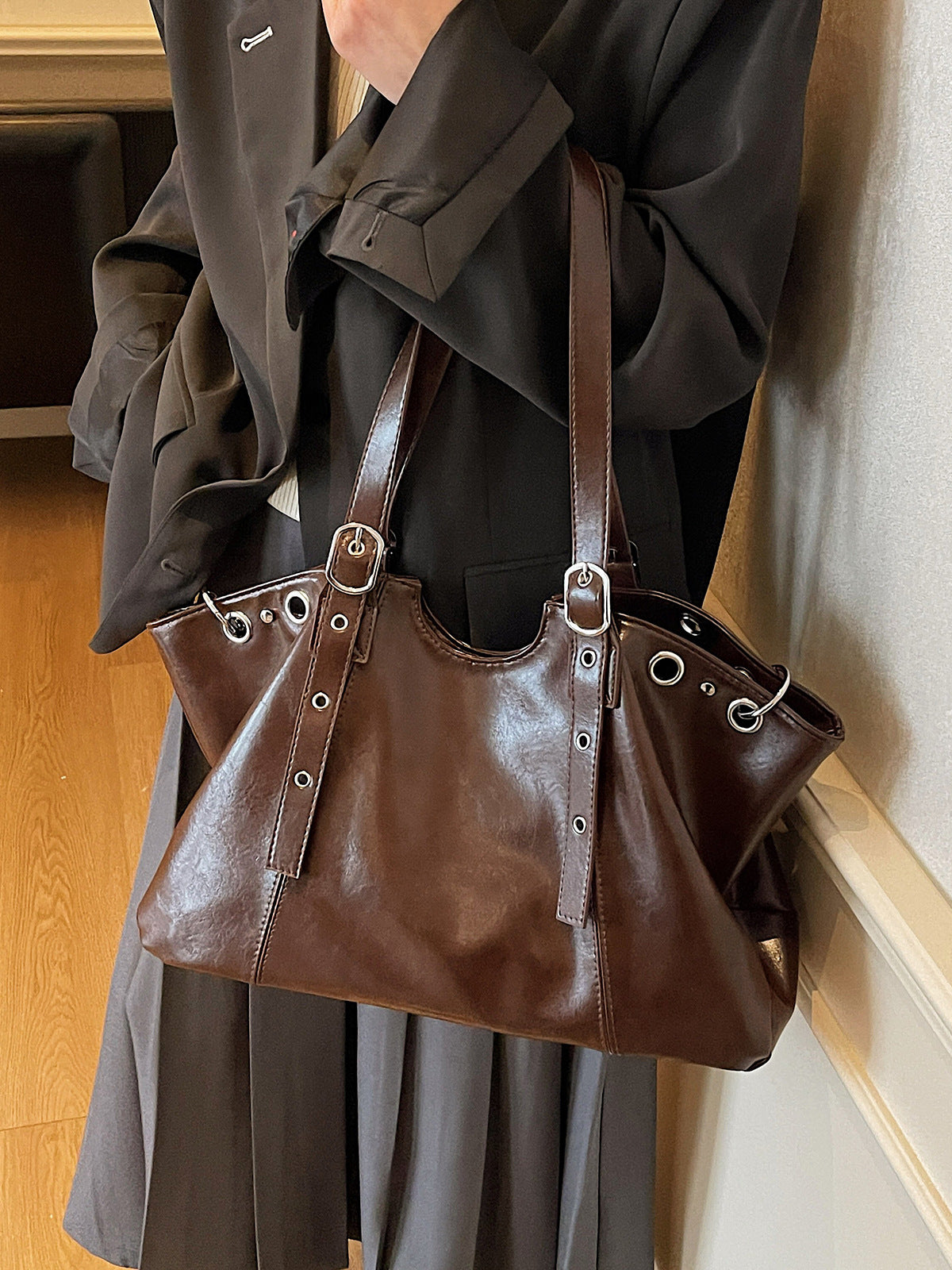 Women's Retro Large Capacity Fashion Commuter Loose Bags