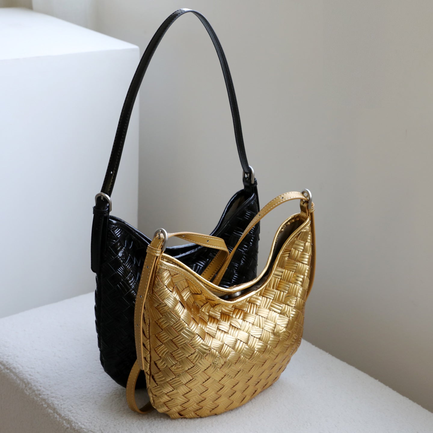 Women's High-grade Lightweight Woven Fashionable Leather Underarm Bag