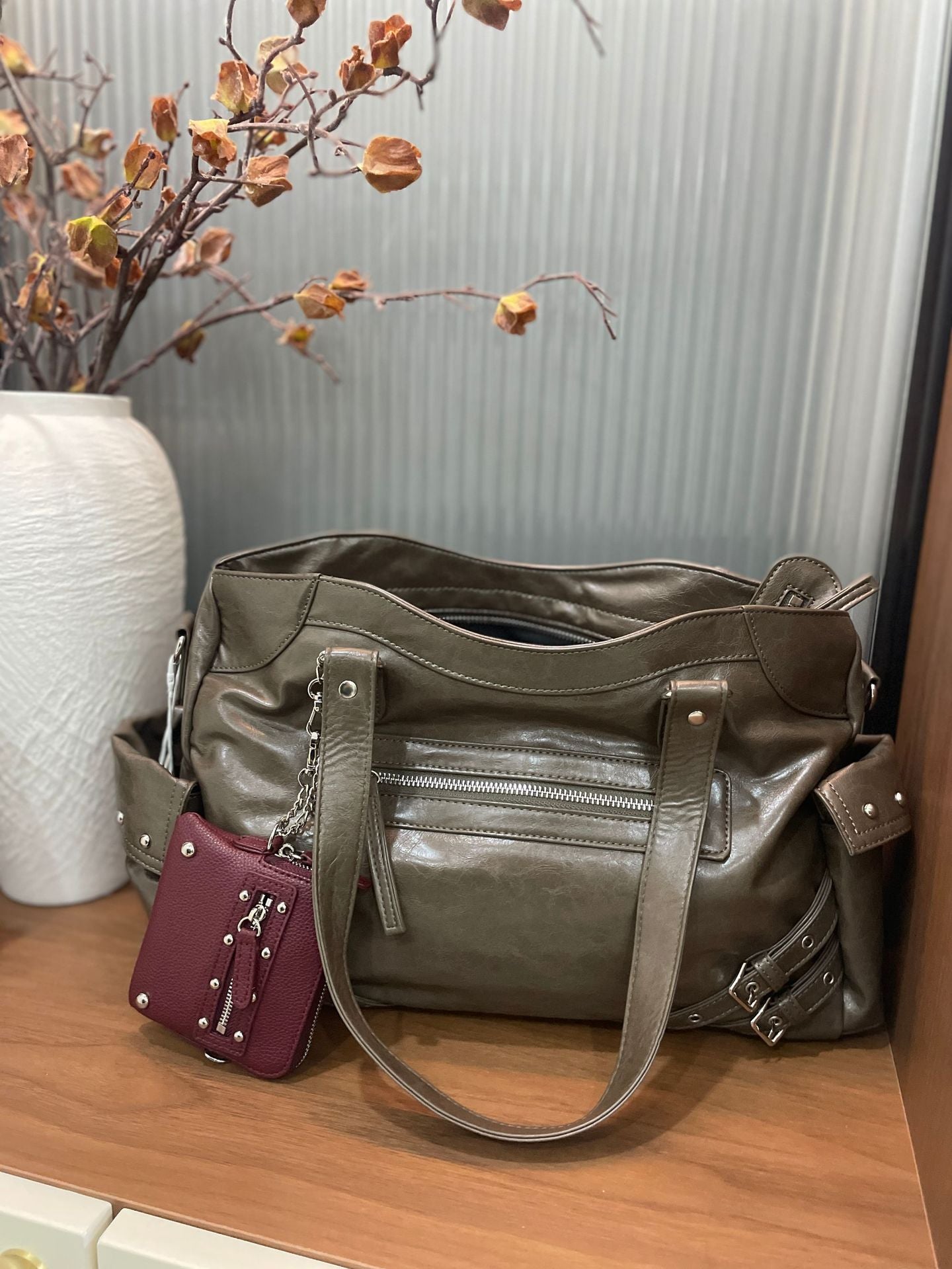 Women's Niche Large Drawstring Capacity Motorcycle Rivet Women's Messenger Bag