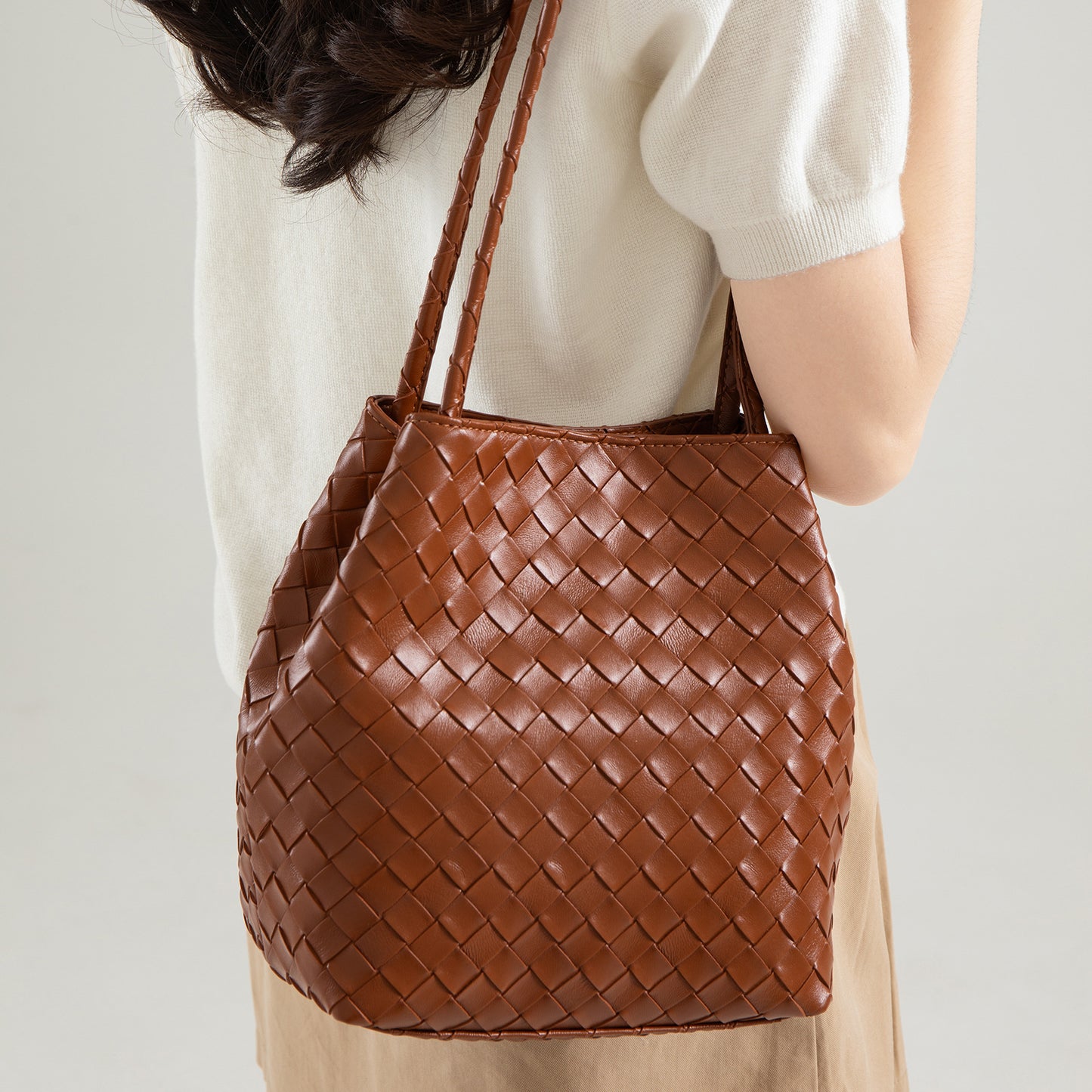 Women's High-grade Sense Woven Soft Leather Fashion Commuter Bucket Bag