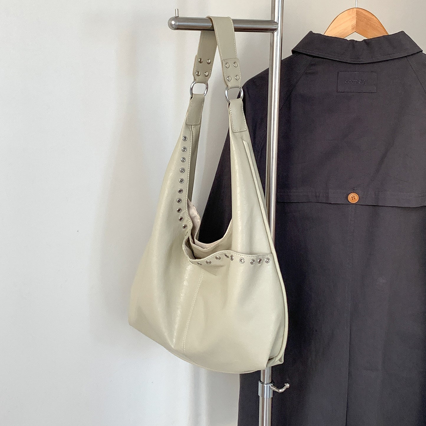 Women's Leisure Commute Rivet Horizontal Large Capacity Retro Style High-grade Tote Bag