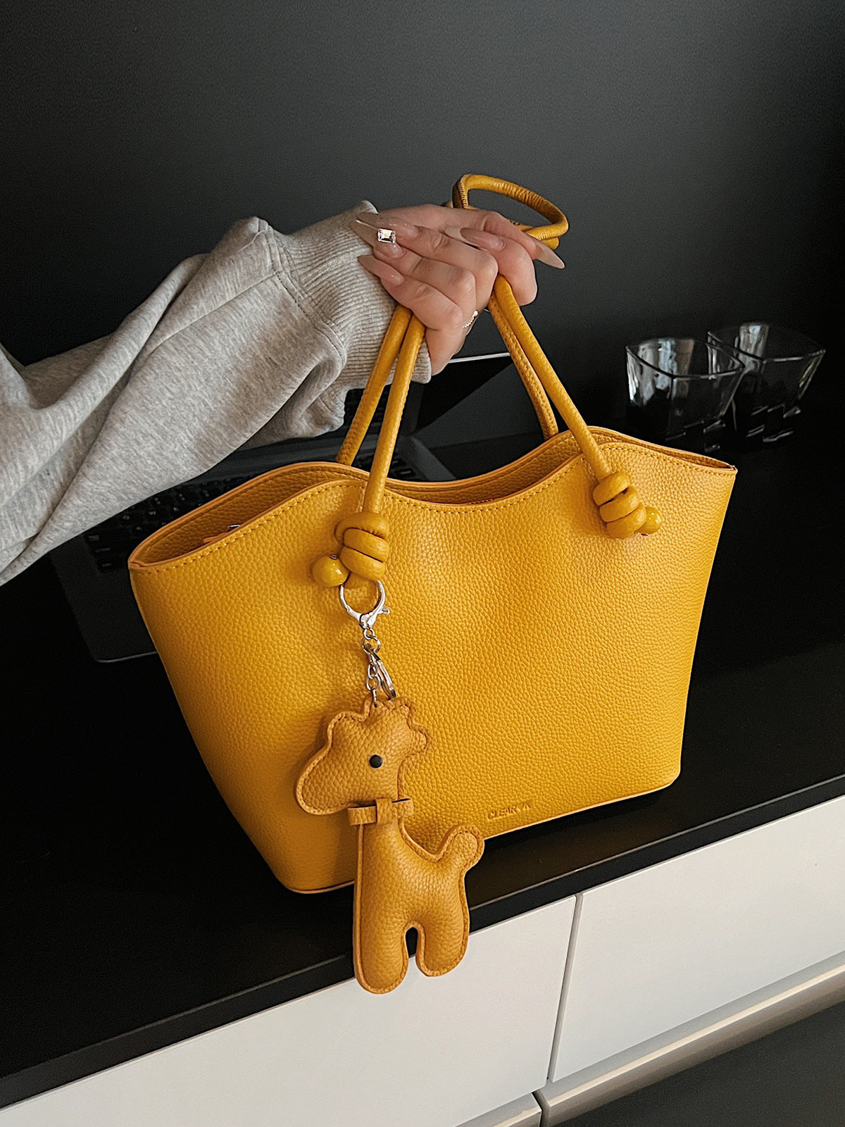 Women's High-grade Fashion Best-selling Underarm Commuter Bucket Bag