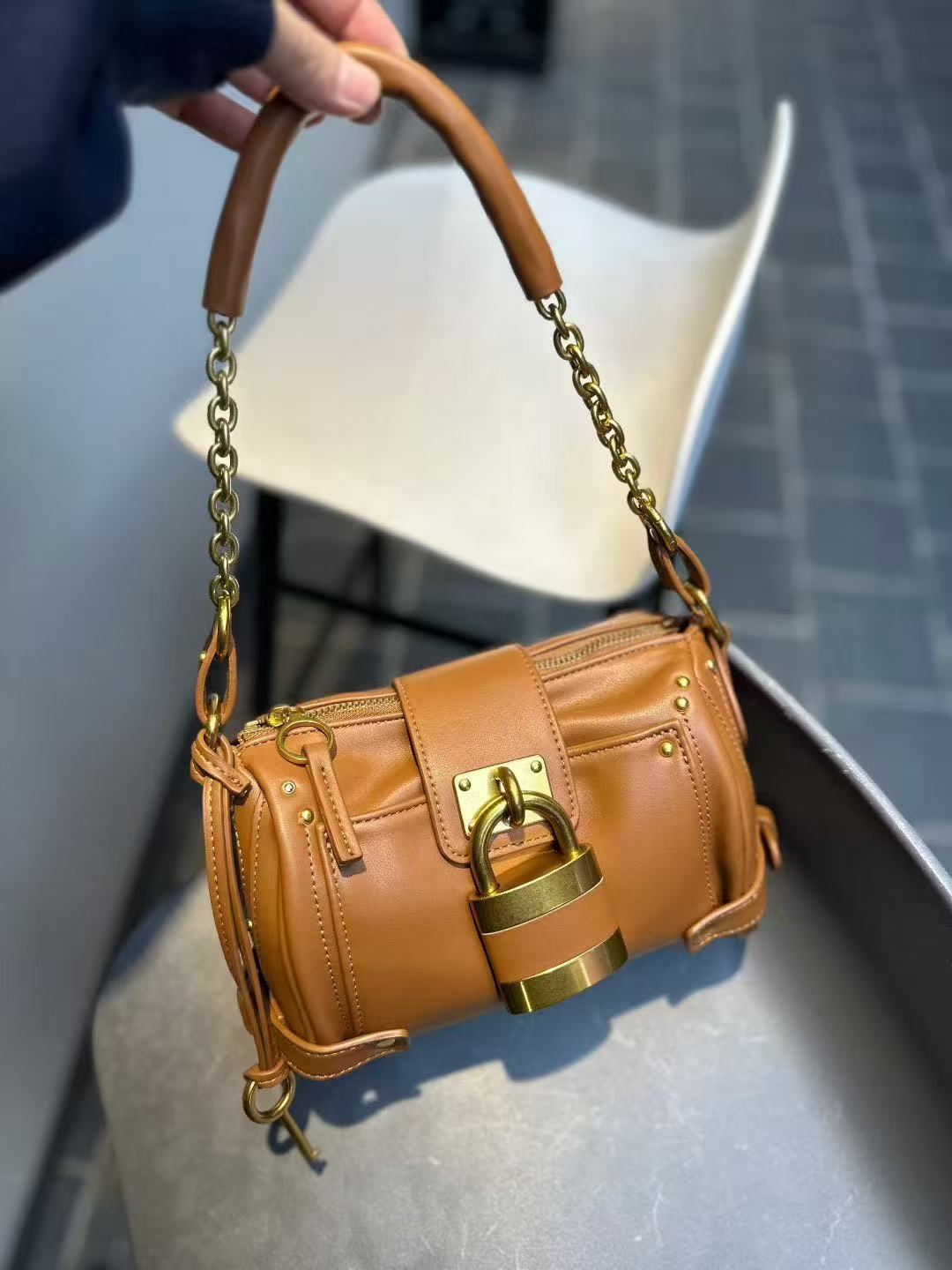Women's Design Retro Easy Matching Large Twist High-grade Light Bags