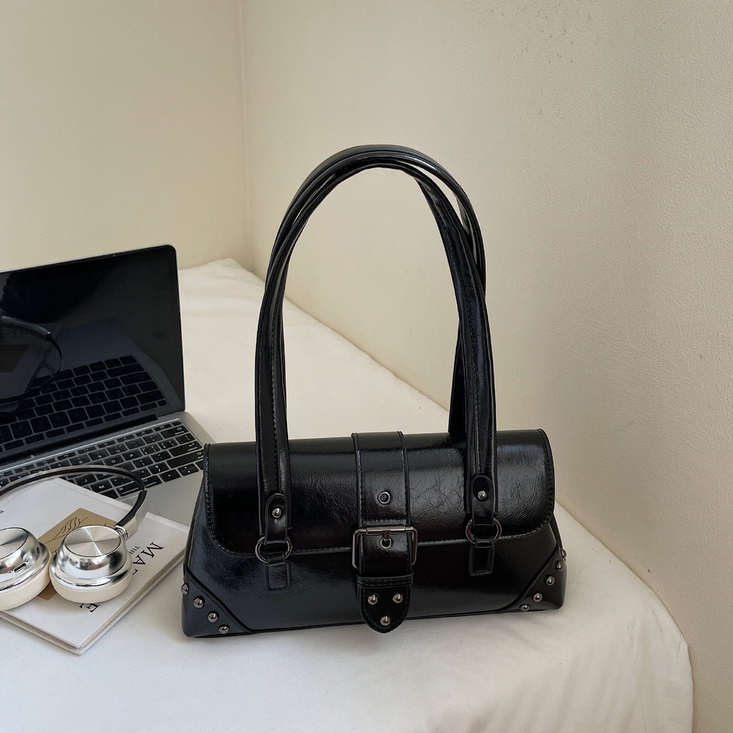 Hot Studded Fashion Retro Trendy Niche Underarm Bag