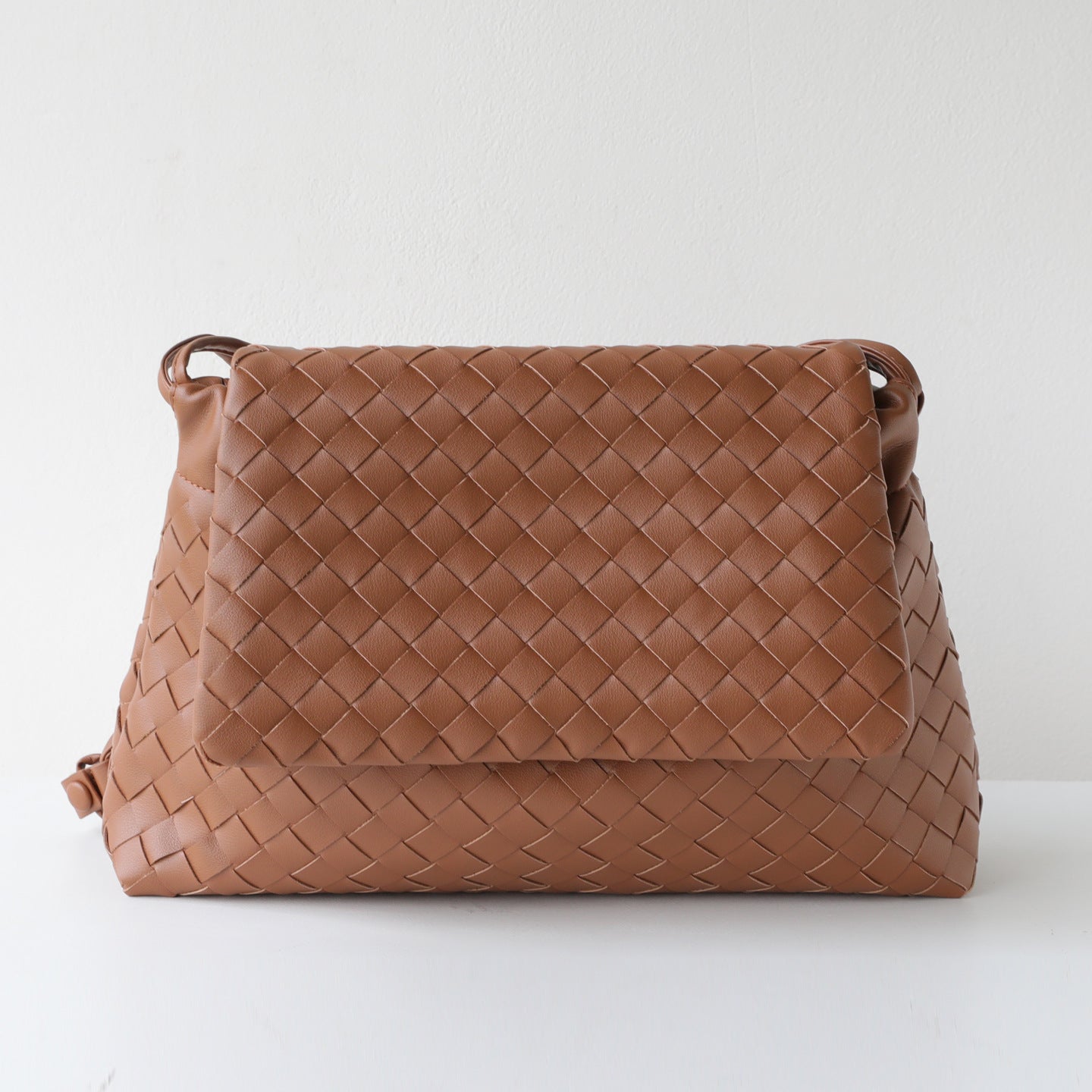 Women's High-grade Flip Hand-woven Commuter Leather Large Capacity Garbage Women's Shoulder Bag