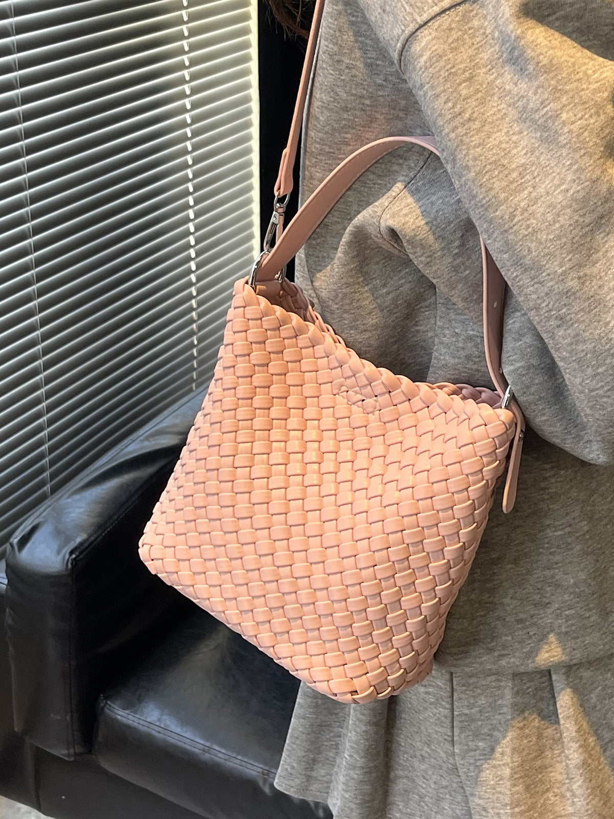 Women's Popular Niche Woven Summer Versatile Fashion Bucket Bag