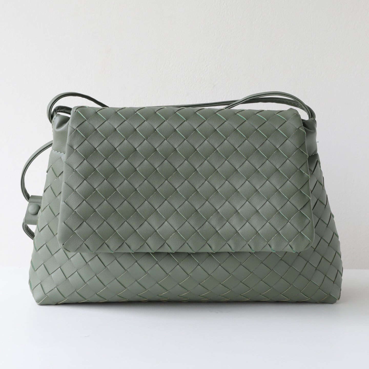 Women's High-grade Flip Hand-woven Commuter Leather Large Capacity Garbage Women's Shoulder Bag