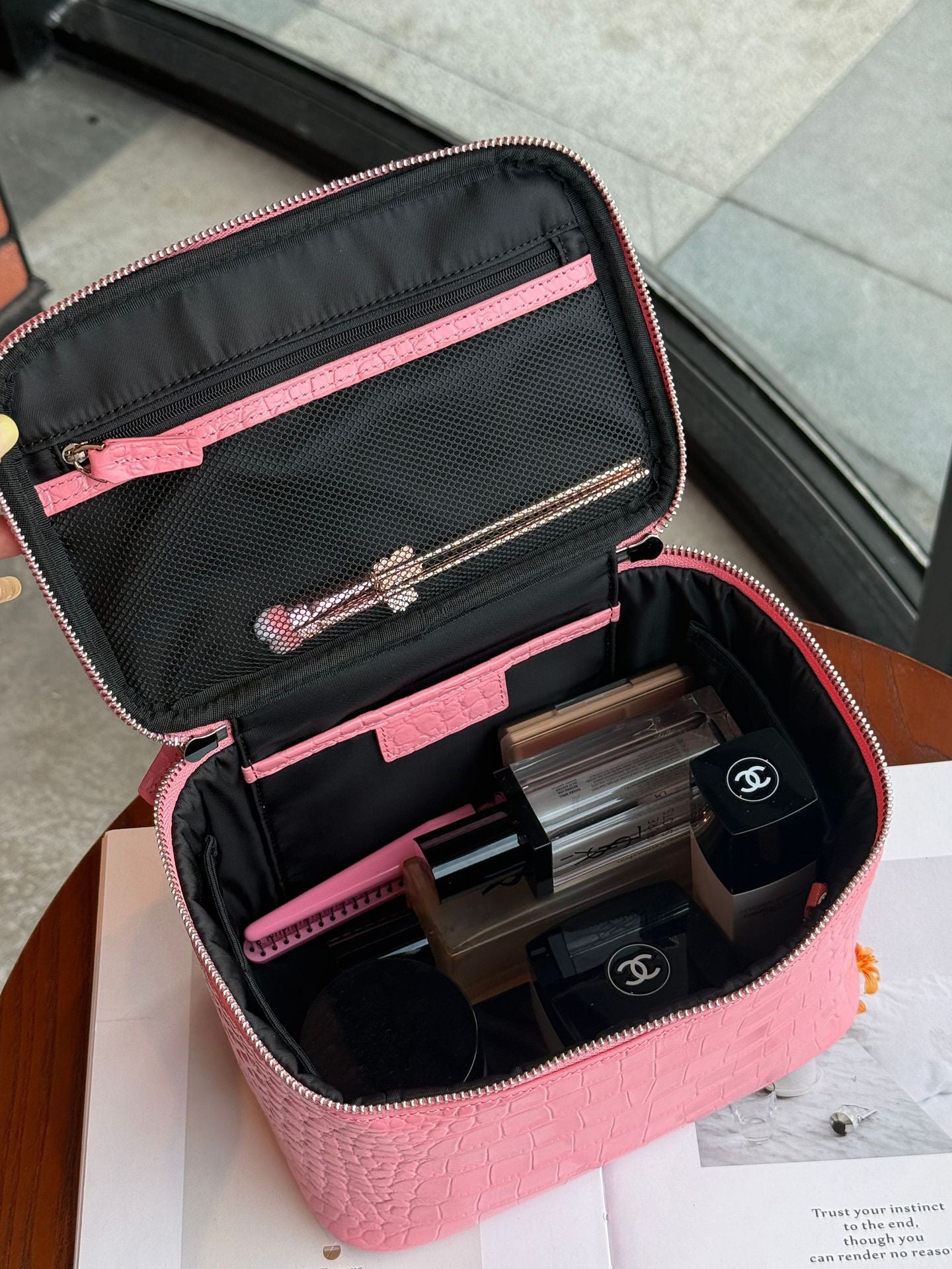 Genuine Cattlehide Leather Surface Crocodile Pattern Pink Wind Portable Storage Makeup Bag