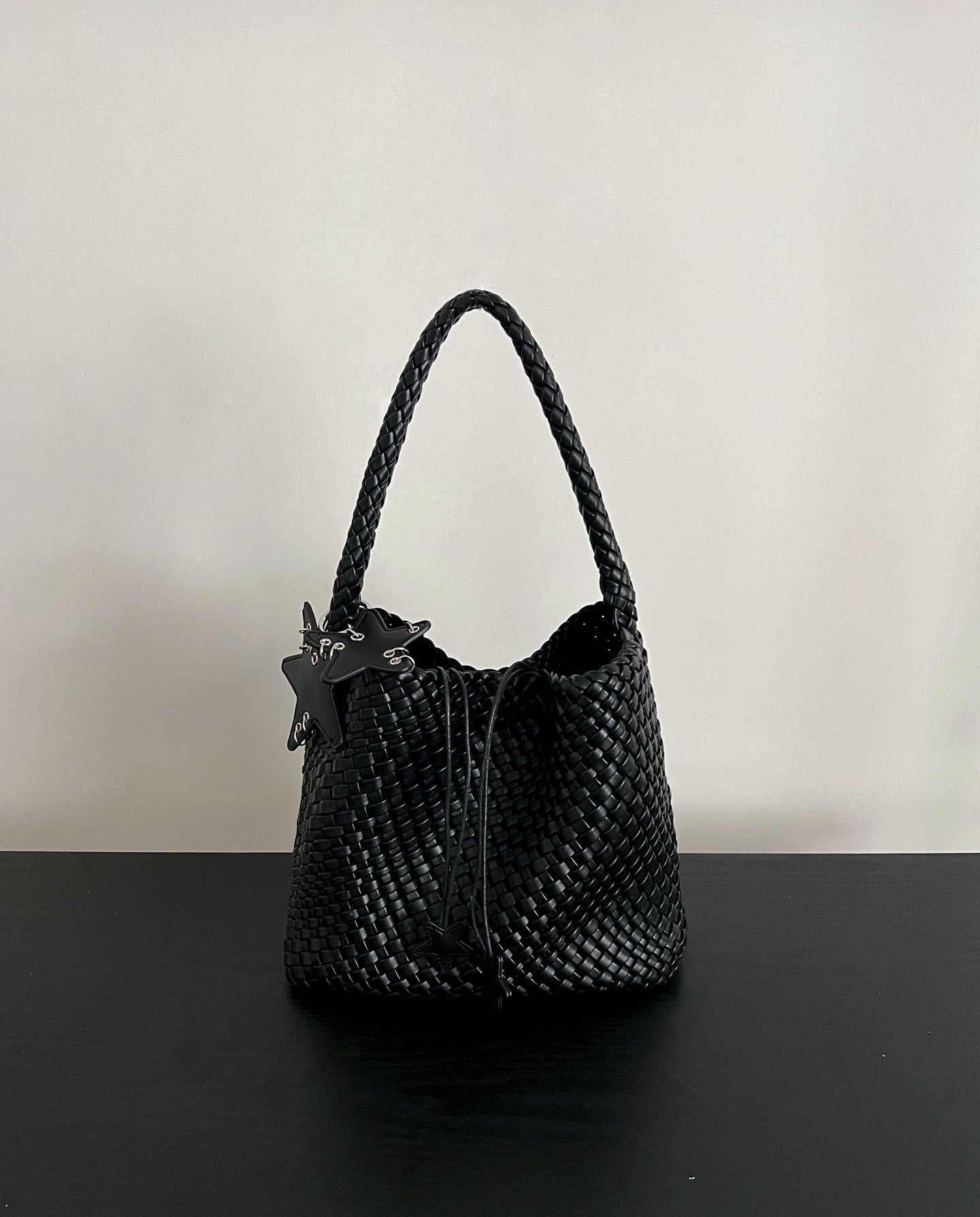 Women's Hand-woven Underarm High-grade Sensitive Hand-held Fashion Bags