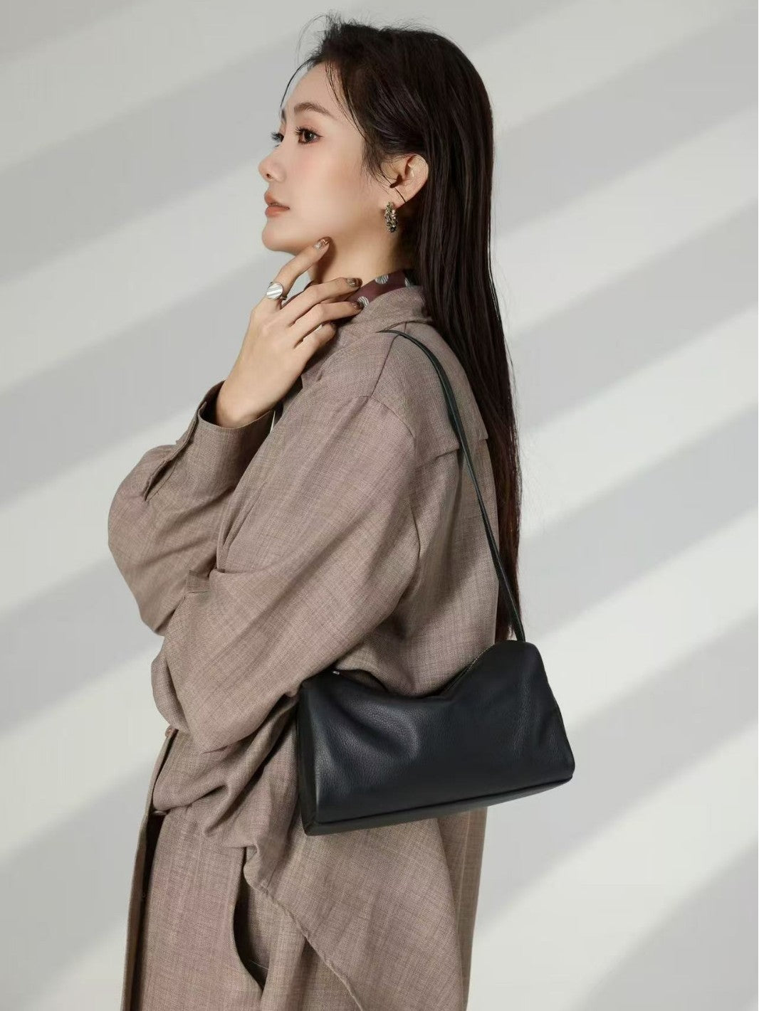 Cattlehide Leather Fashion Cylinder Pencil Box Design Soft Mini Underarm Bags