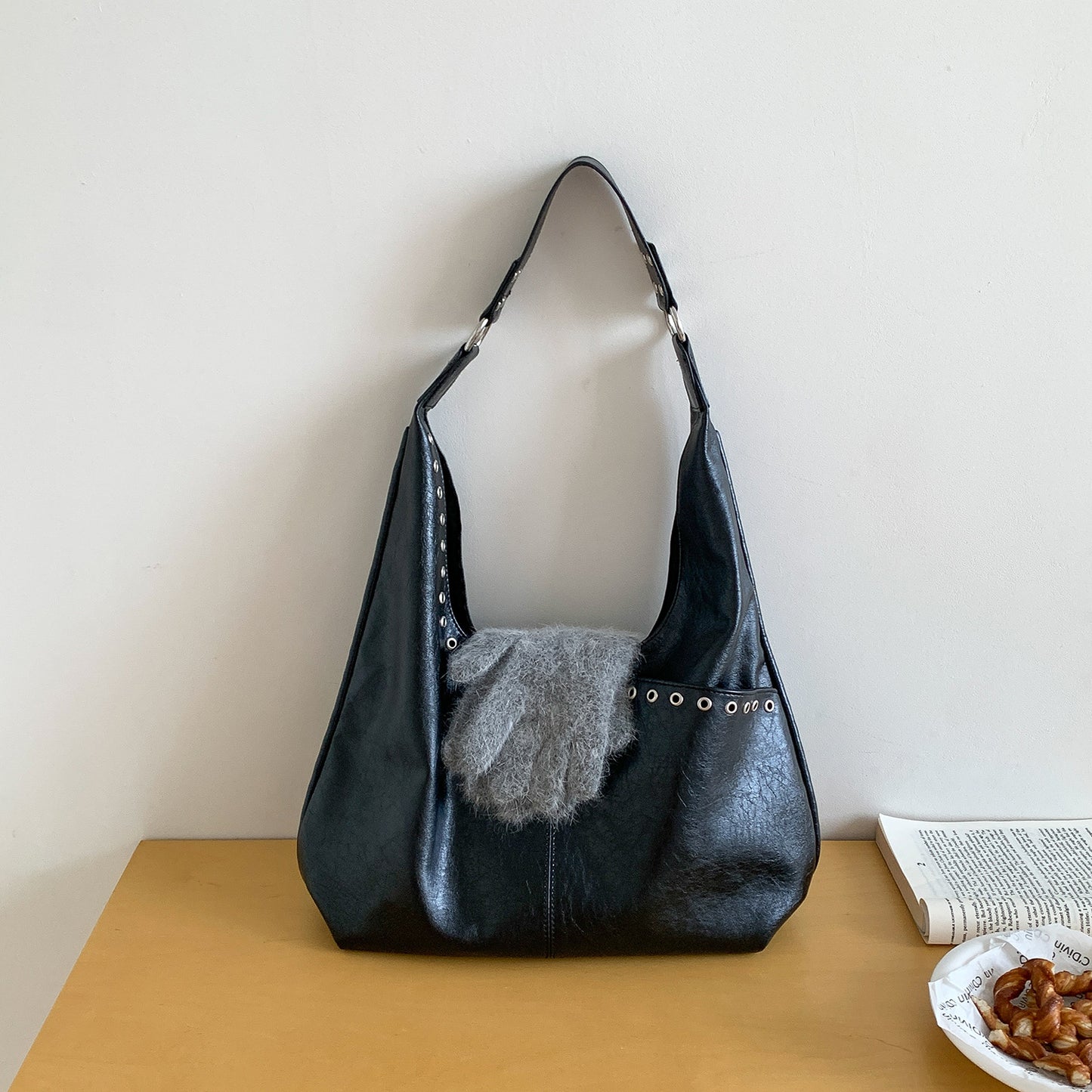 Women's Leisure Commute Rivet Horizontal Large Capacity Retro Style High-grade Tote Bag