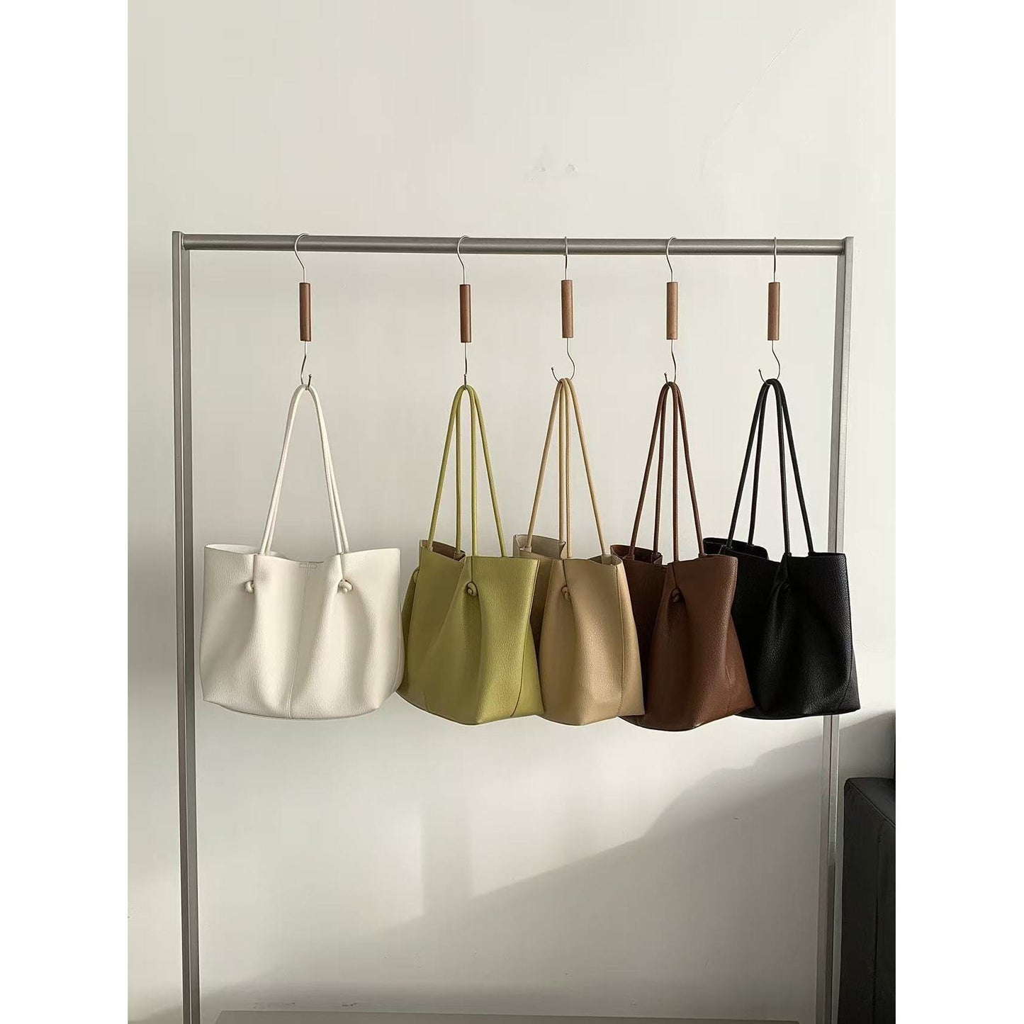 Women's Idle Large Capacity Solid Color Commute Easy Women's Handbag