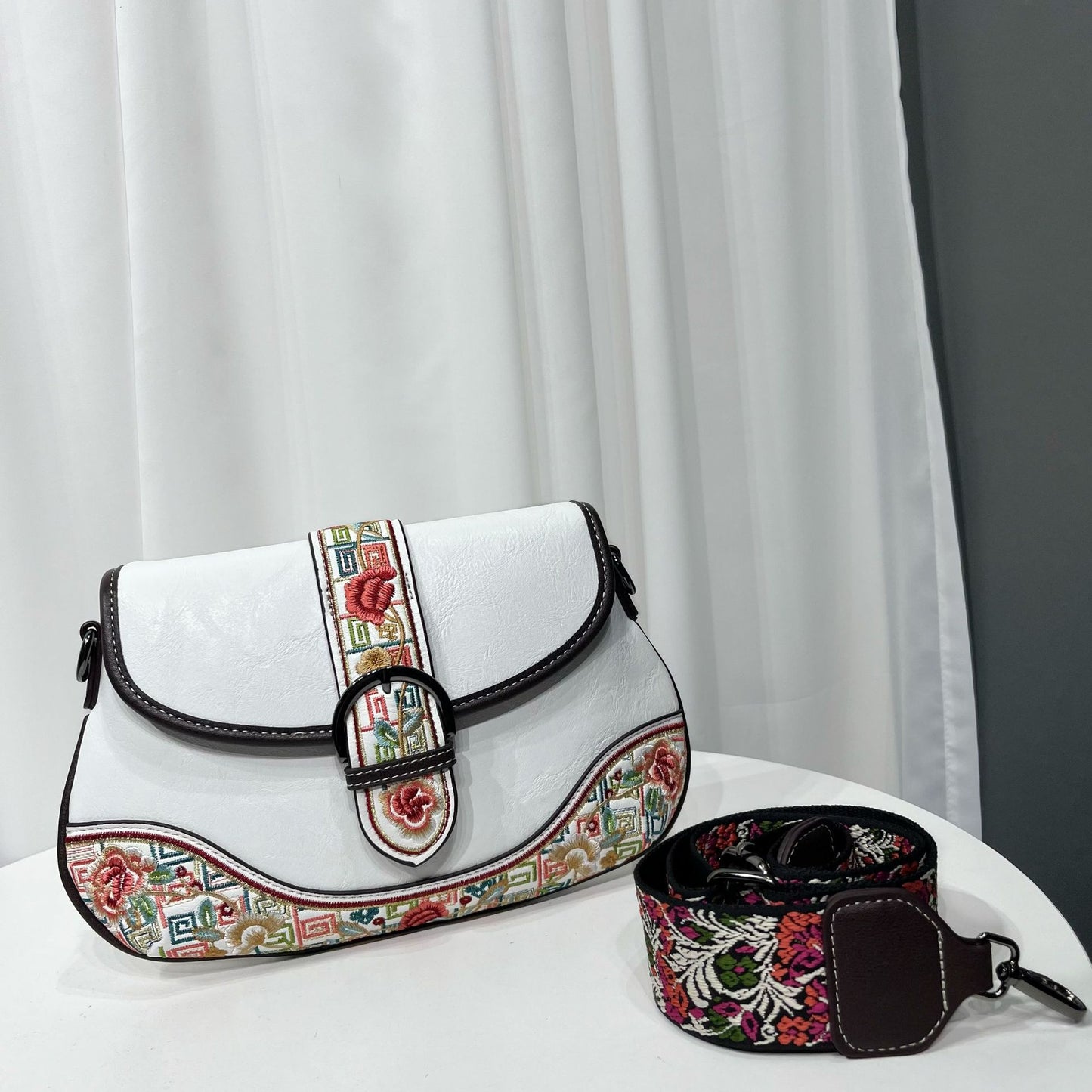 Women's Style Embroidery Texture Artistic Large Capacity Shoulder Bags