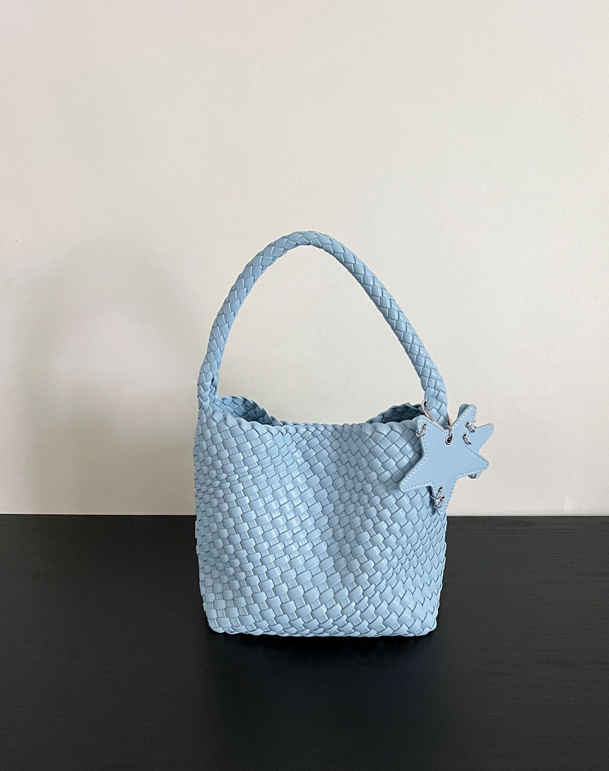 Women's Hand-woven Underarm High-grade Sensitive Hand-held Fashion Bags