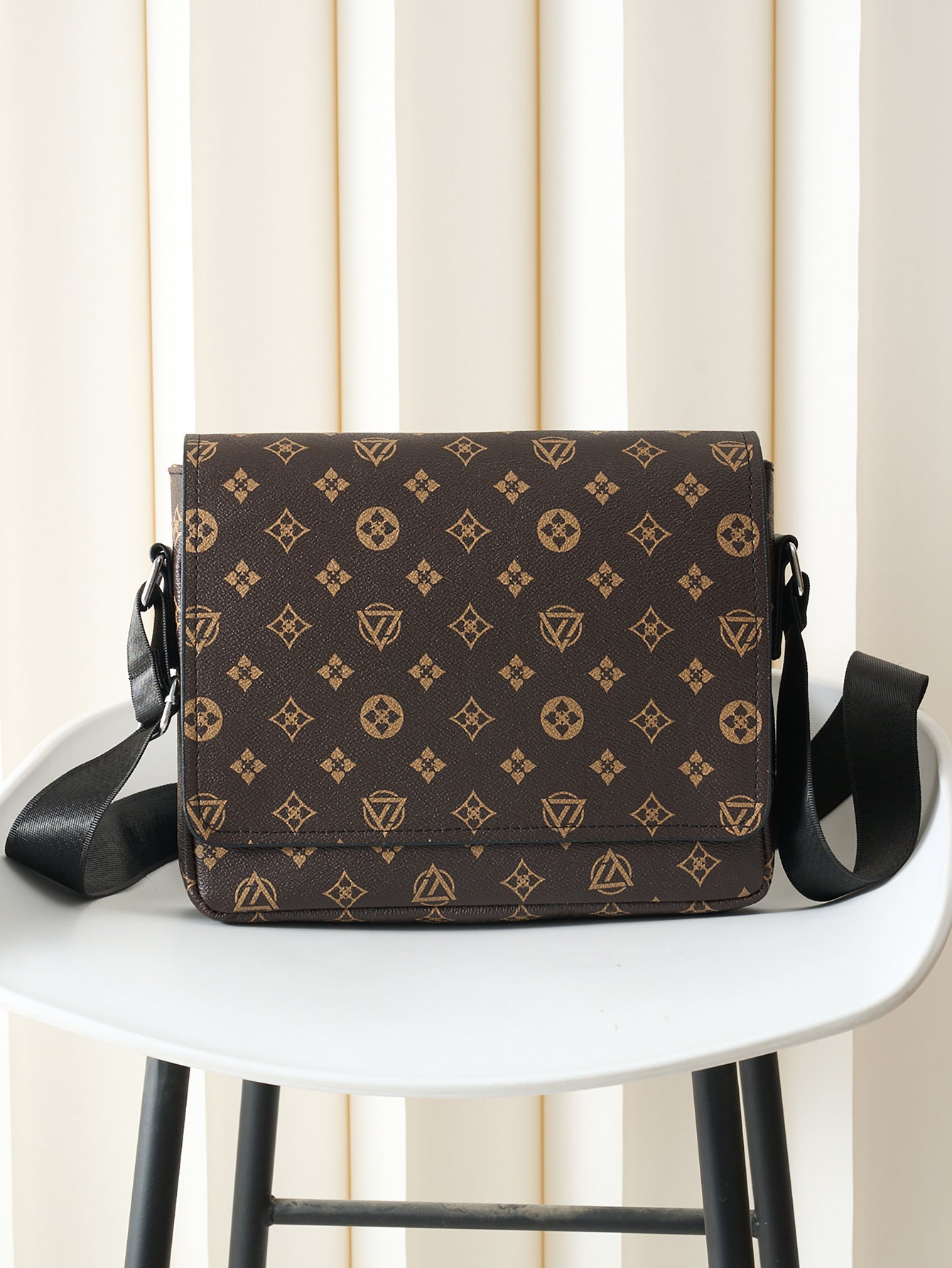 Simple Flip Business Commute Portable Lightweight Large Men's Messenger Bag