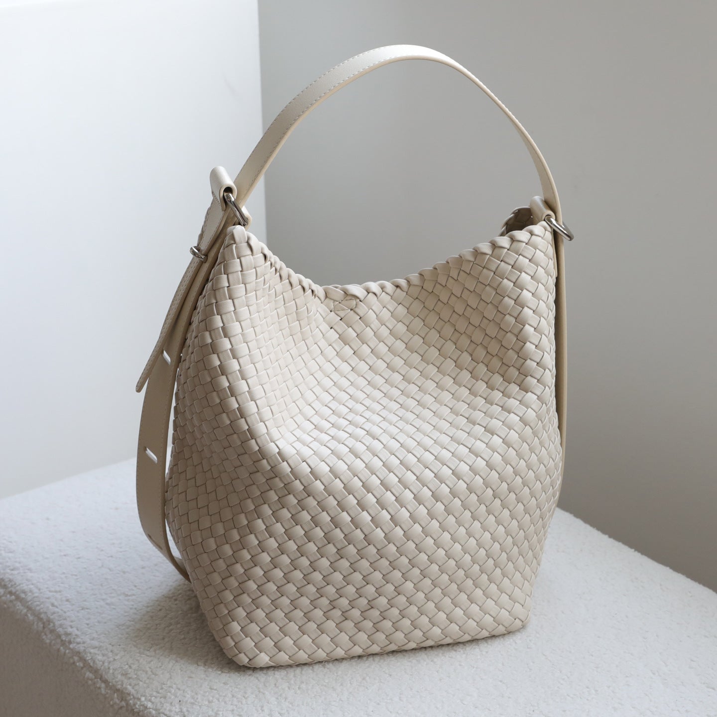 Simple Niche Hand-woven Loose Commuter Large Bucket Bag