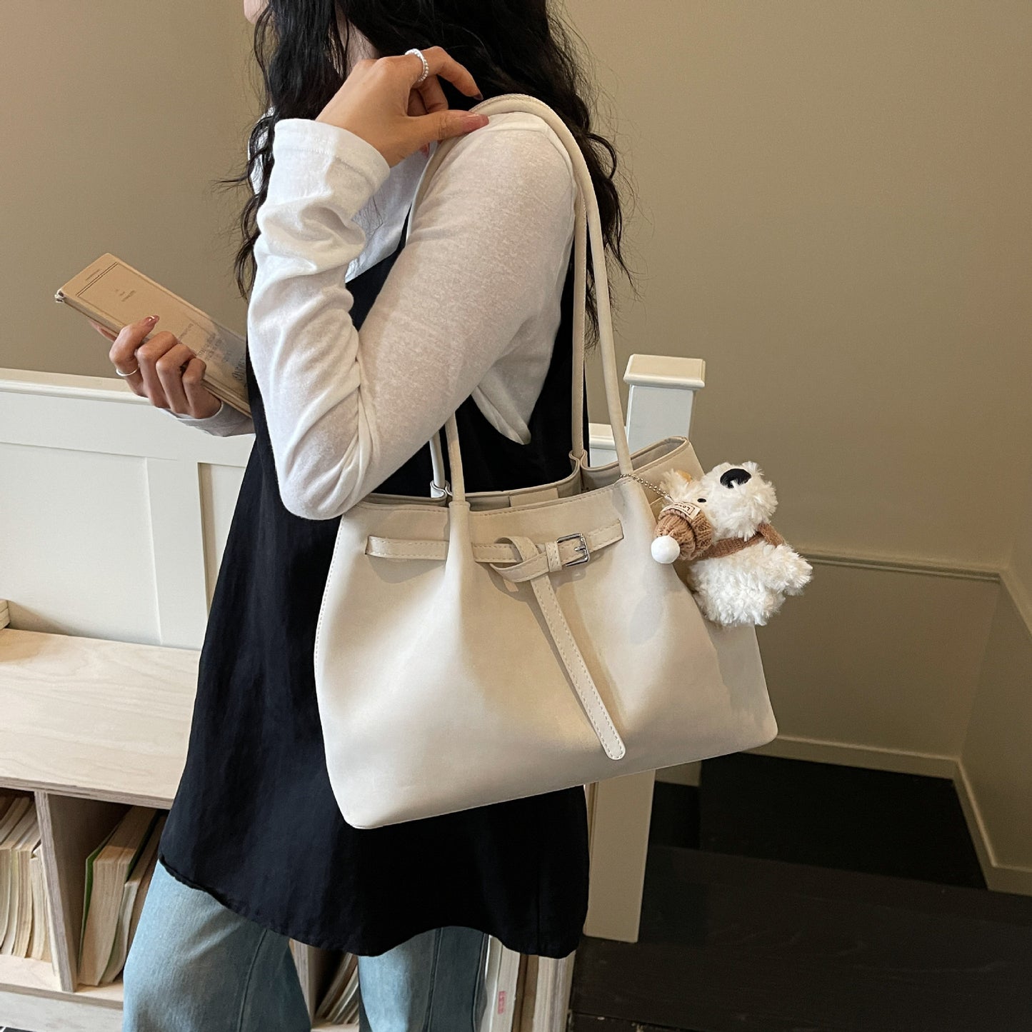 Women's Capacity Retro Fashion Western Style Niche Simple Leisure Handbags