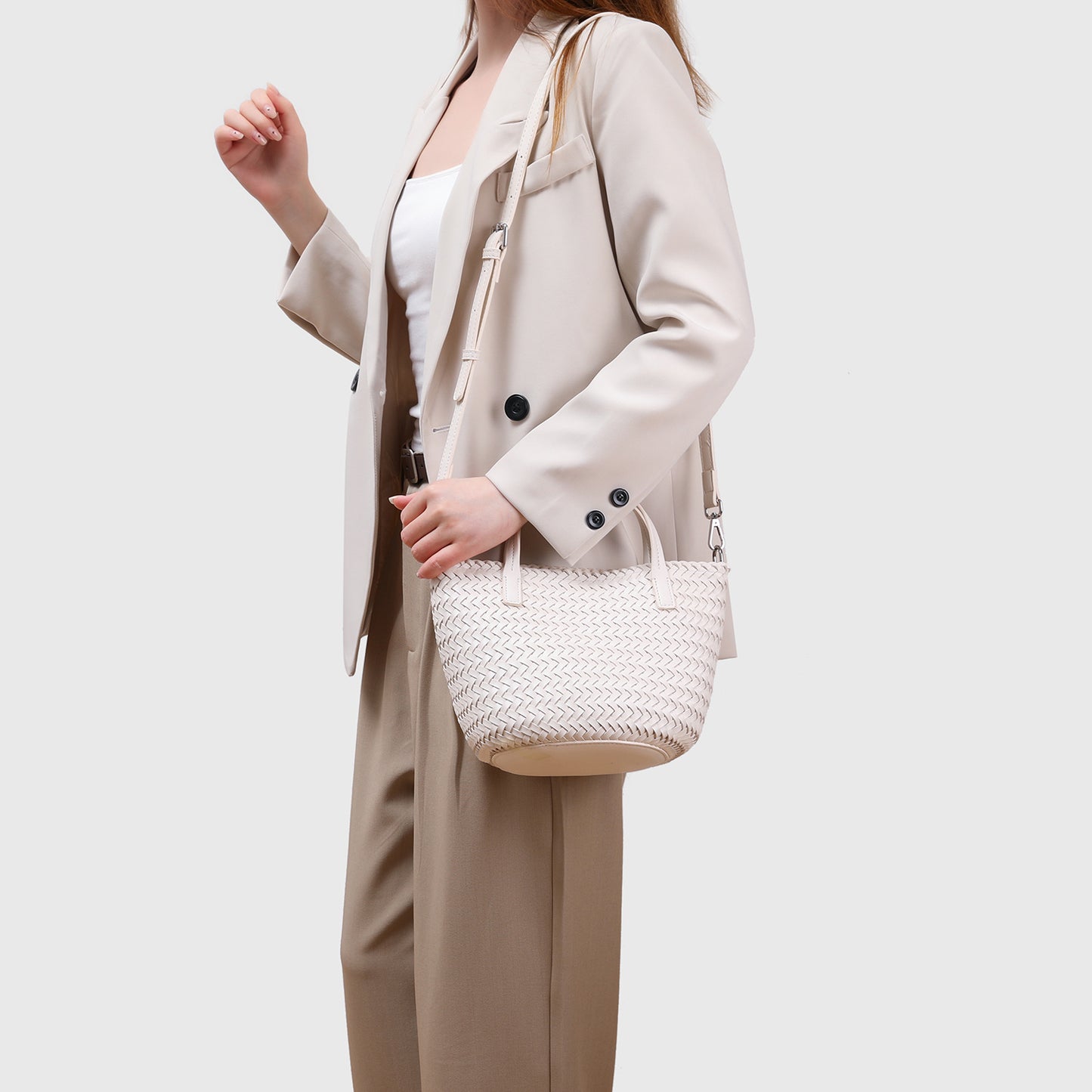 Classy Cowhide Hand-woven Large Capacity Leather Women's Handbag