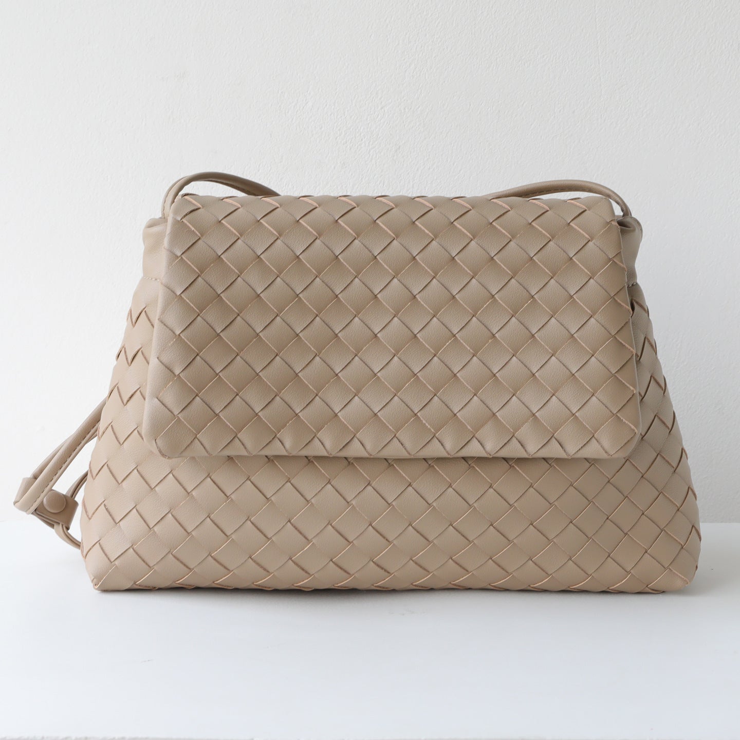 Women's High-grade Flip Hand-woven Commuter Leather Large Capacity Garbage Women's Shoulder Bag