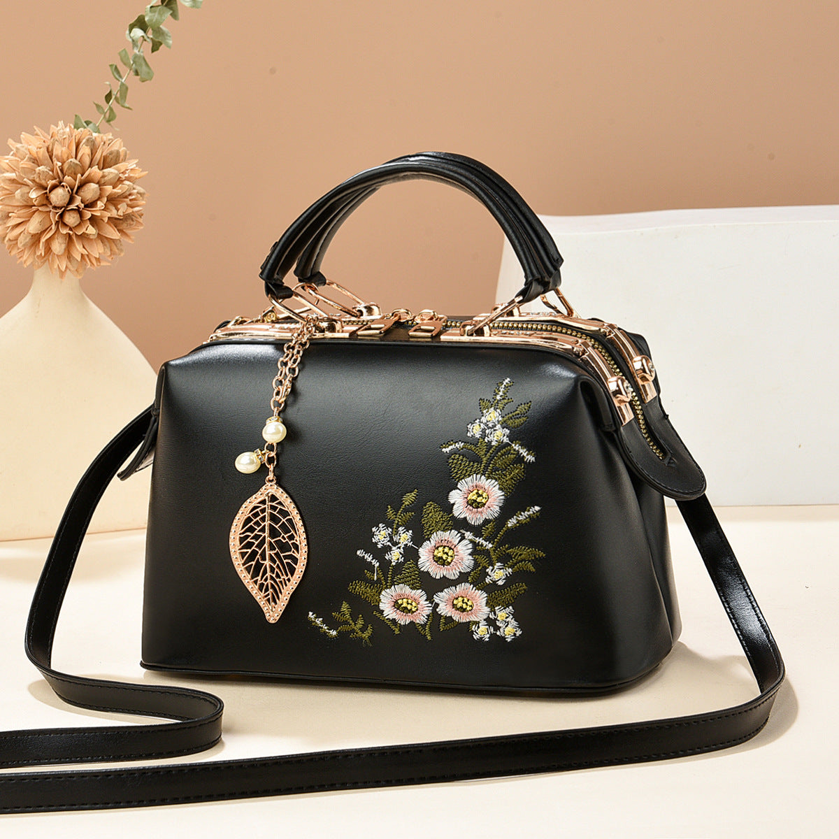 Women's Capacity National Style Floral Dignified Elegant Women's Shoulder Bag