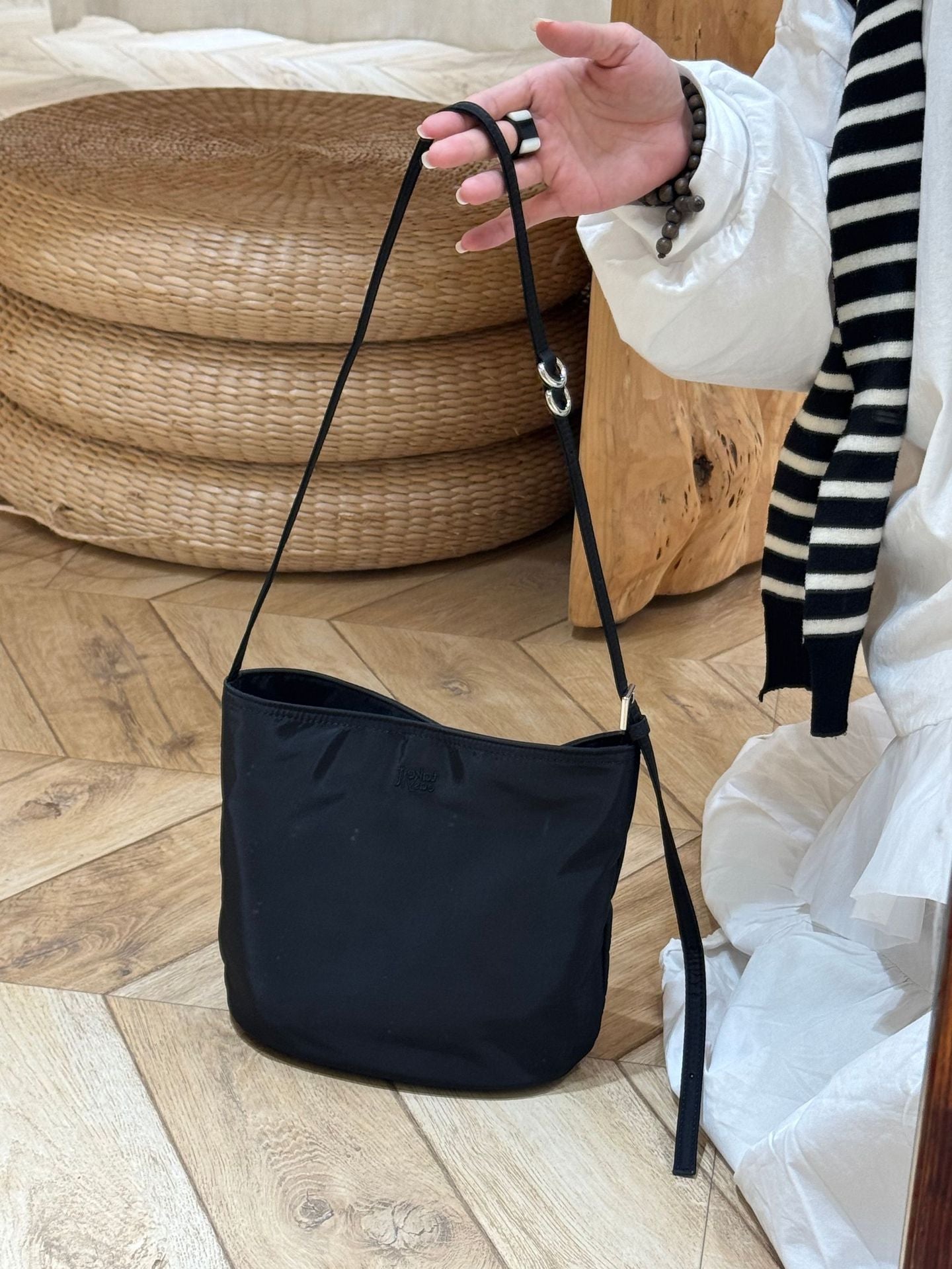 Women's Niche Nylon Cloth Lightweight Commute Minimalist Bucket Bag
