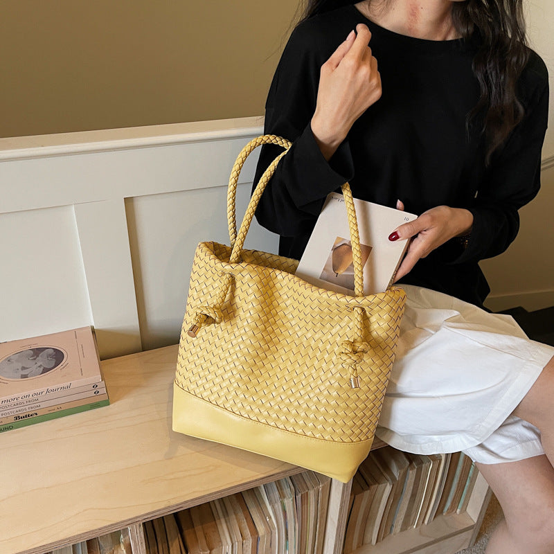 Women's High-grade Hand-woven Fashion Commuter Vintage Bucket Bag