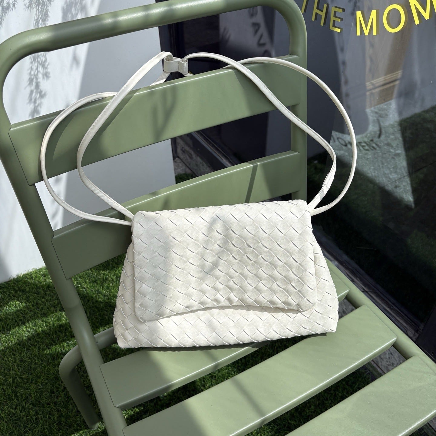 Hand-woven Flip Drawstring Simple Loose Woven Women's Shoulder Bag
