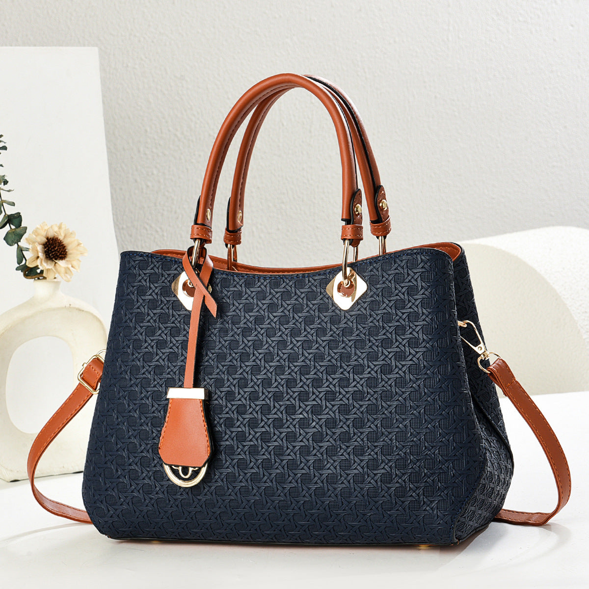 Attractive Women's Fashionable Large Capacity Lightweight Women's Handbag