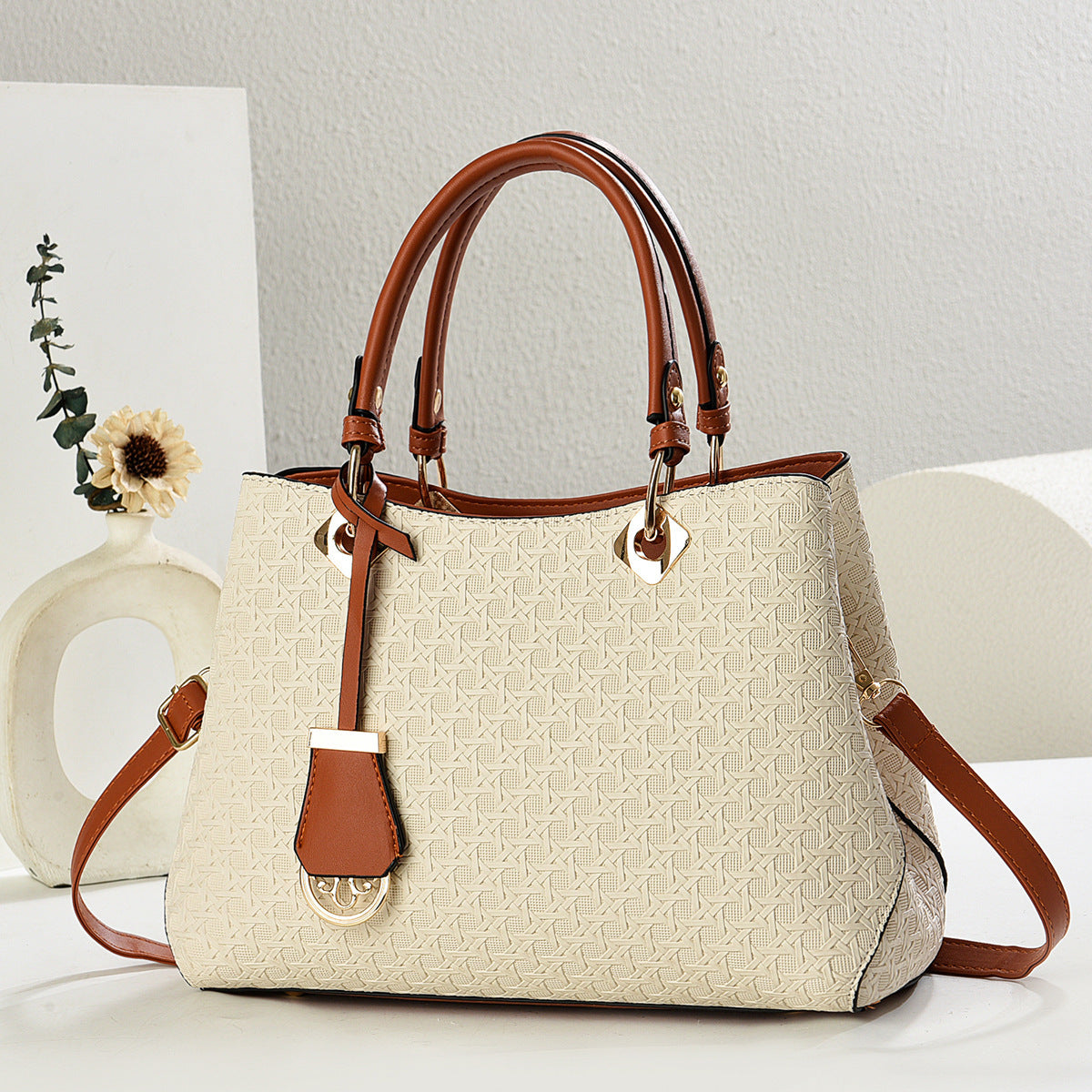 Attractive Women's Fashionable Large Capacity Lightweight Women's Handbag