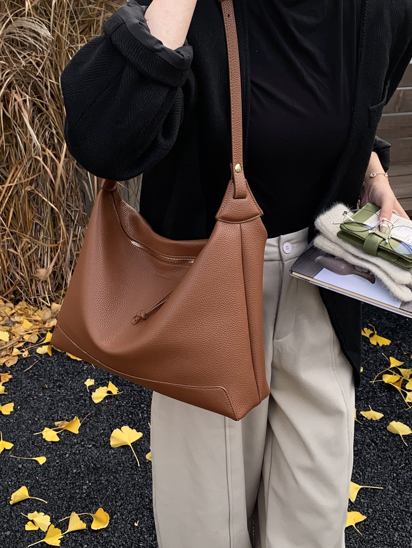 Women's Portable Large Capacity Commuter Simple Versatile Zipper Bags