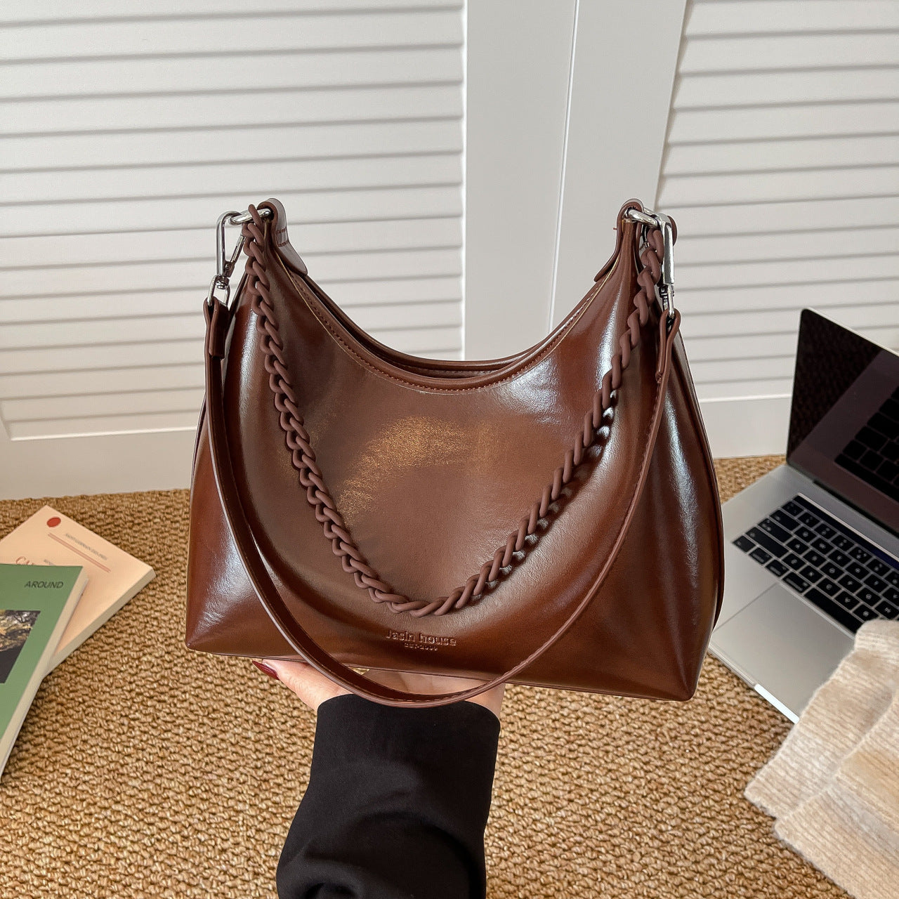 Women's Capacity Soft Leather Textured Retro Affordable Luxury Simple Underarm Bag